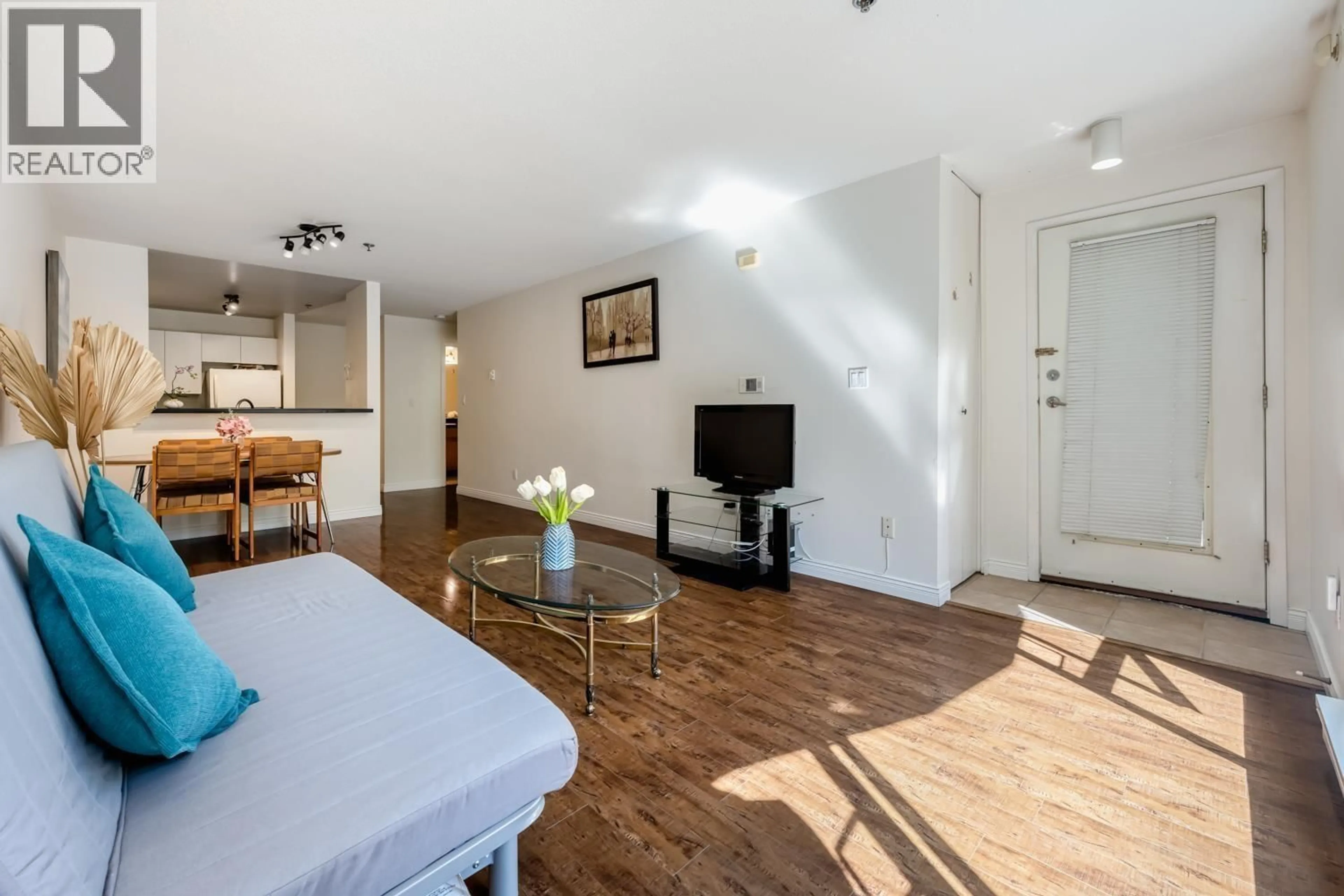 Living room with furniture, wood/laminate floor for 118 - 7700 ST. ALBANS ROAD, Richmond British Columbia V6Y3Y4