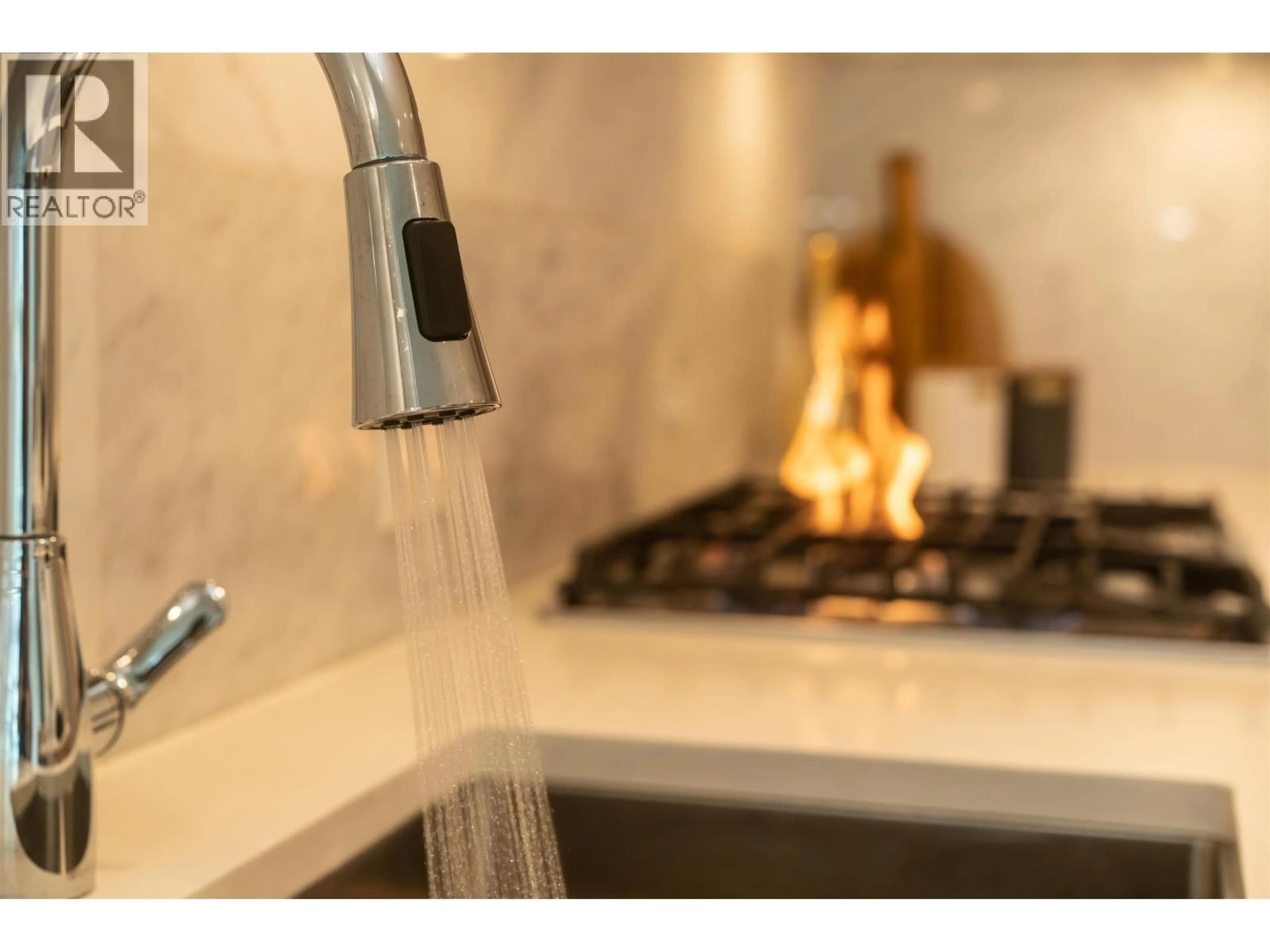 Contemporary bathroom, ceramic/tile floor for 1005 - 6700 DUNBLANE AVENUE, Burnaby British Columbia V5H0J3
