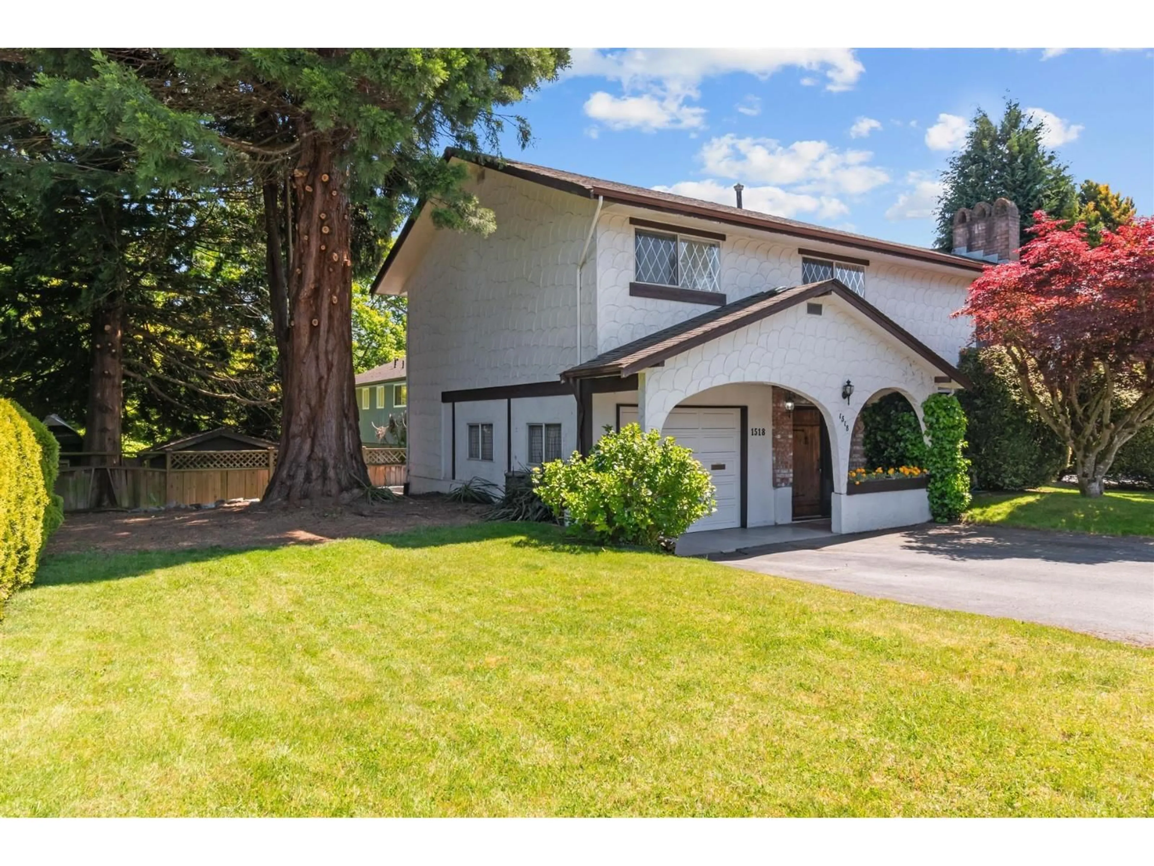 Home with vinyl exterior material, street for 1518 PARKER, White Rock British Columbia V4B4S5