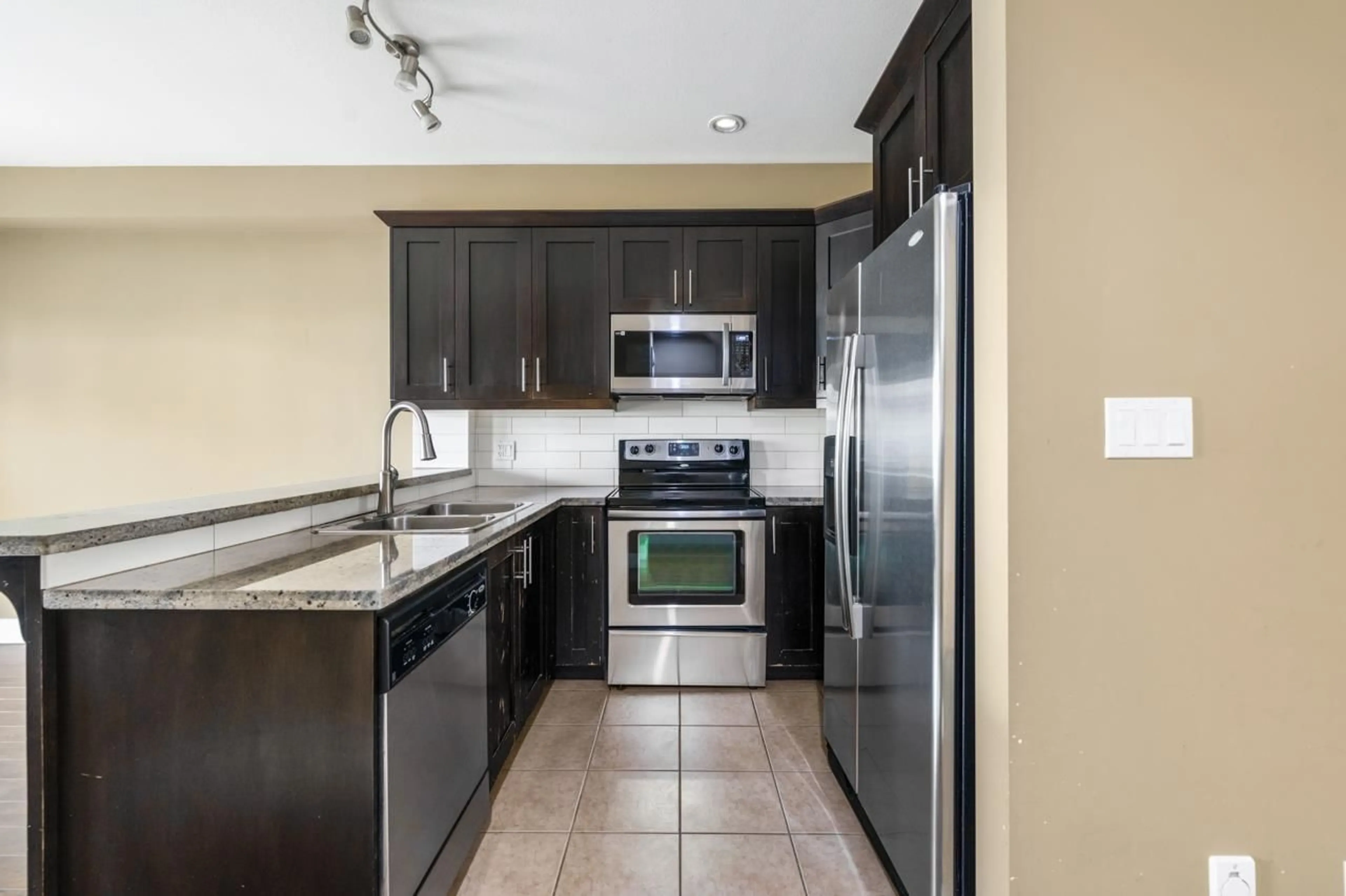 Standard kitchen, ceramic/tile floor for 10 - 8418 163, Surrey British Columbia V4N6K8