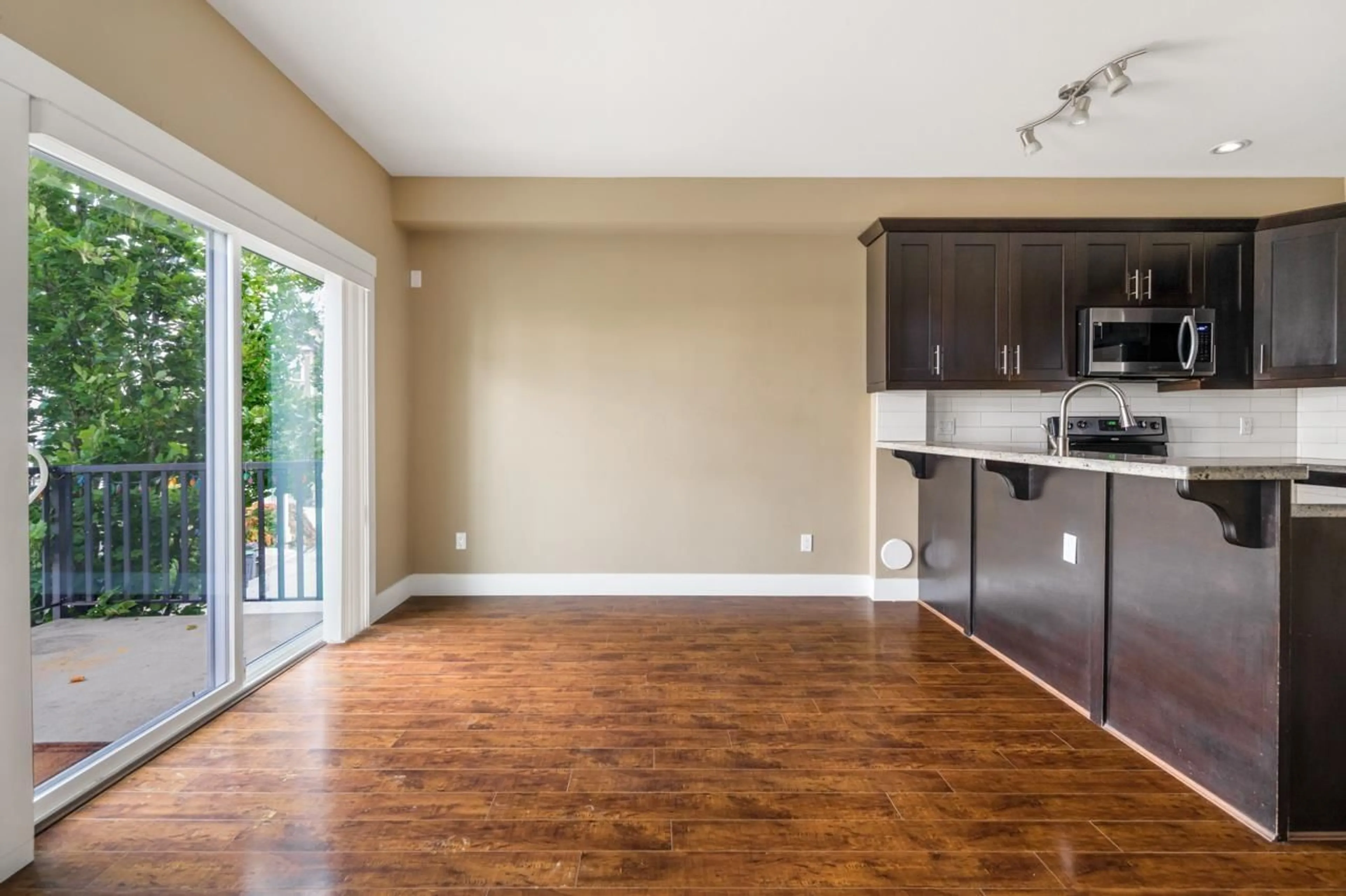Open concept kitchen, wood/laminate floor for 10 - 8418 163, Surrey British Columbia V4N6K8