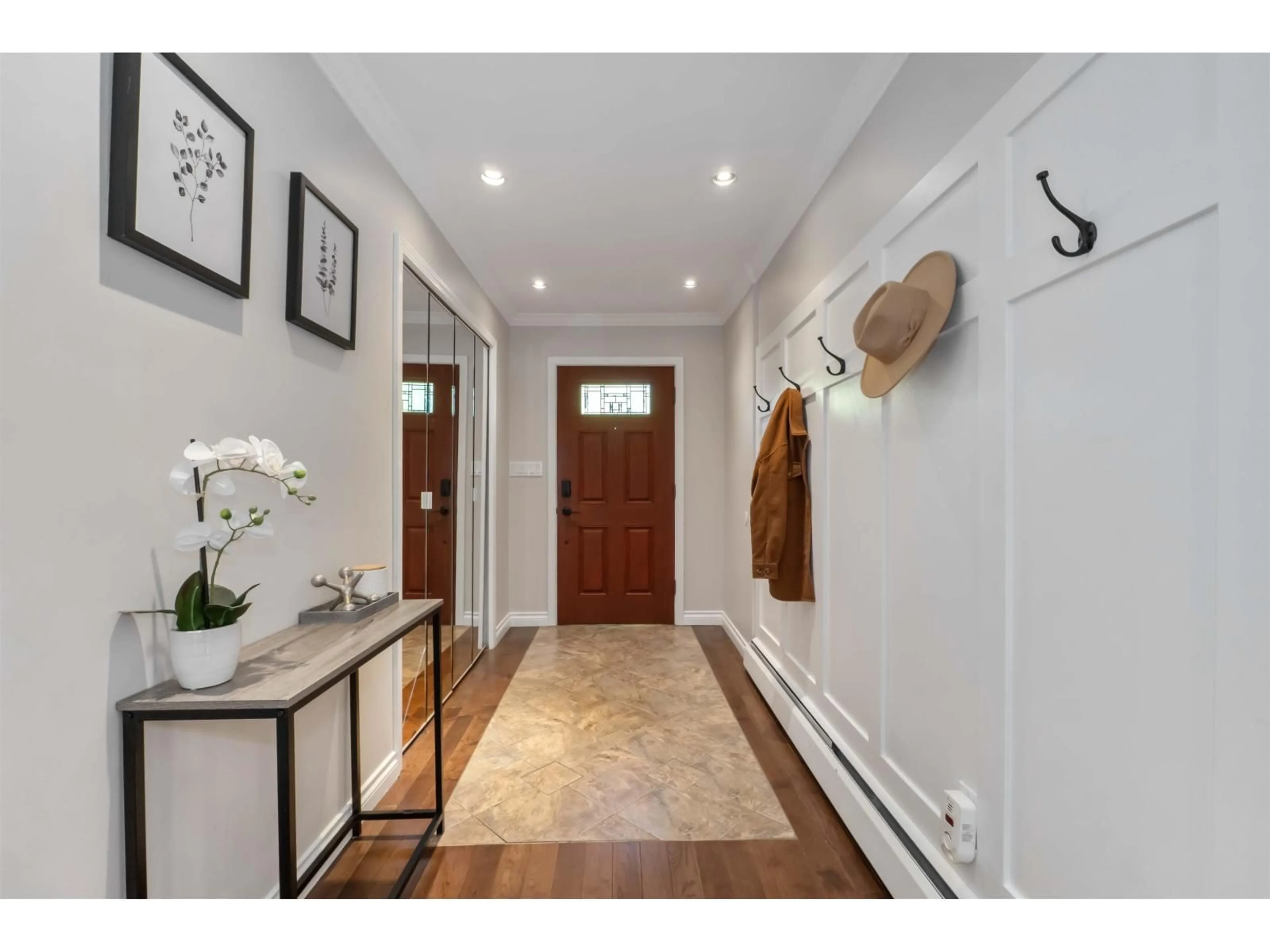 Indoor entryway for 3809 207, Langley British Columbia V3A4X5