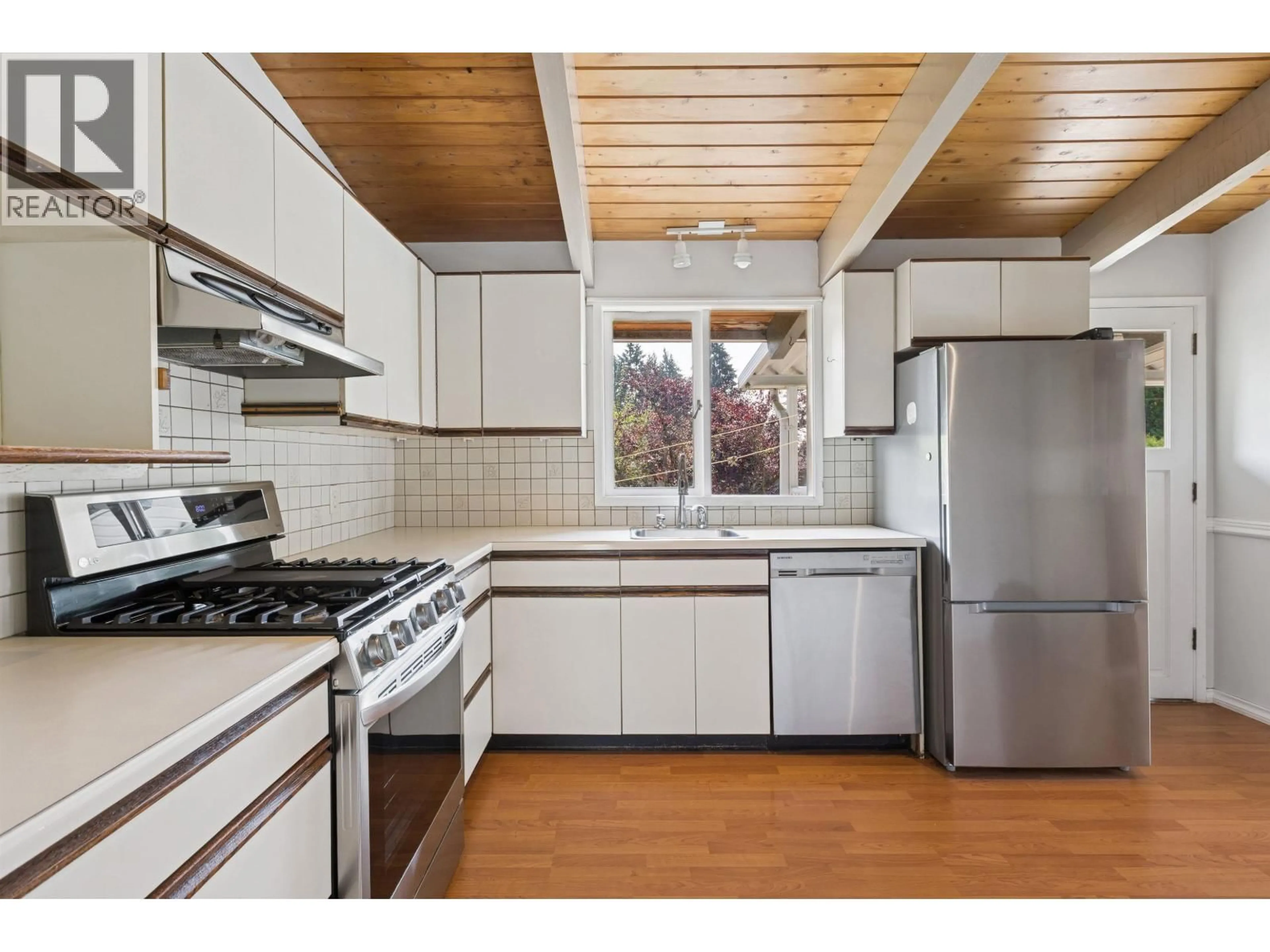 Standard kitchen, wood/laminate floor for 1023 ARLINGTON CRESCENT, North Vancouver British Columbia V7R1K8