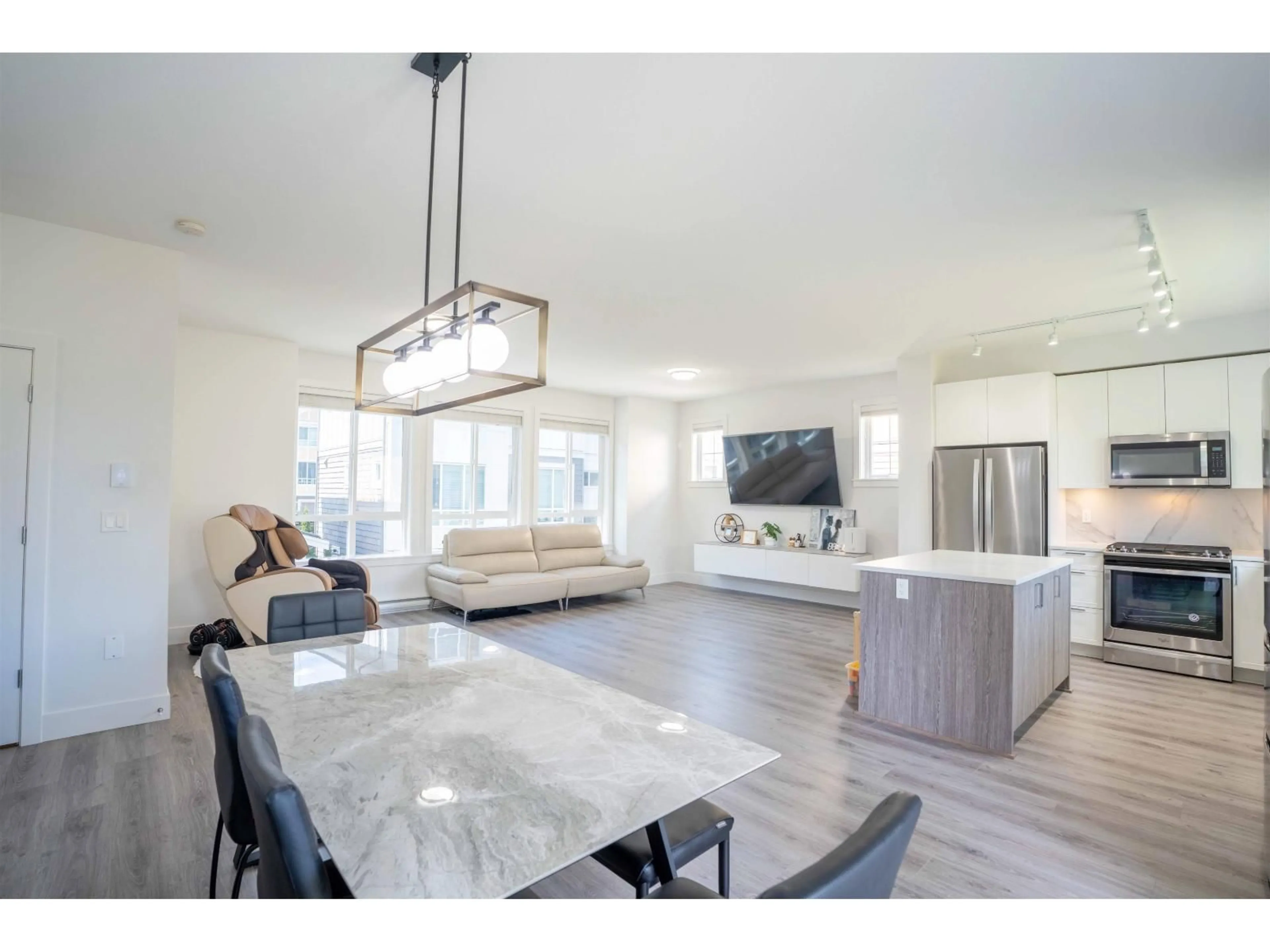 Open concept kitchen, ceramic/tile floor for 53 - 9688 162A, Surrey British Columbia V4N6V3