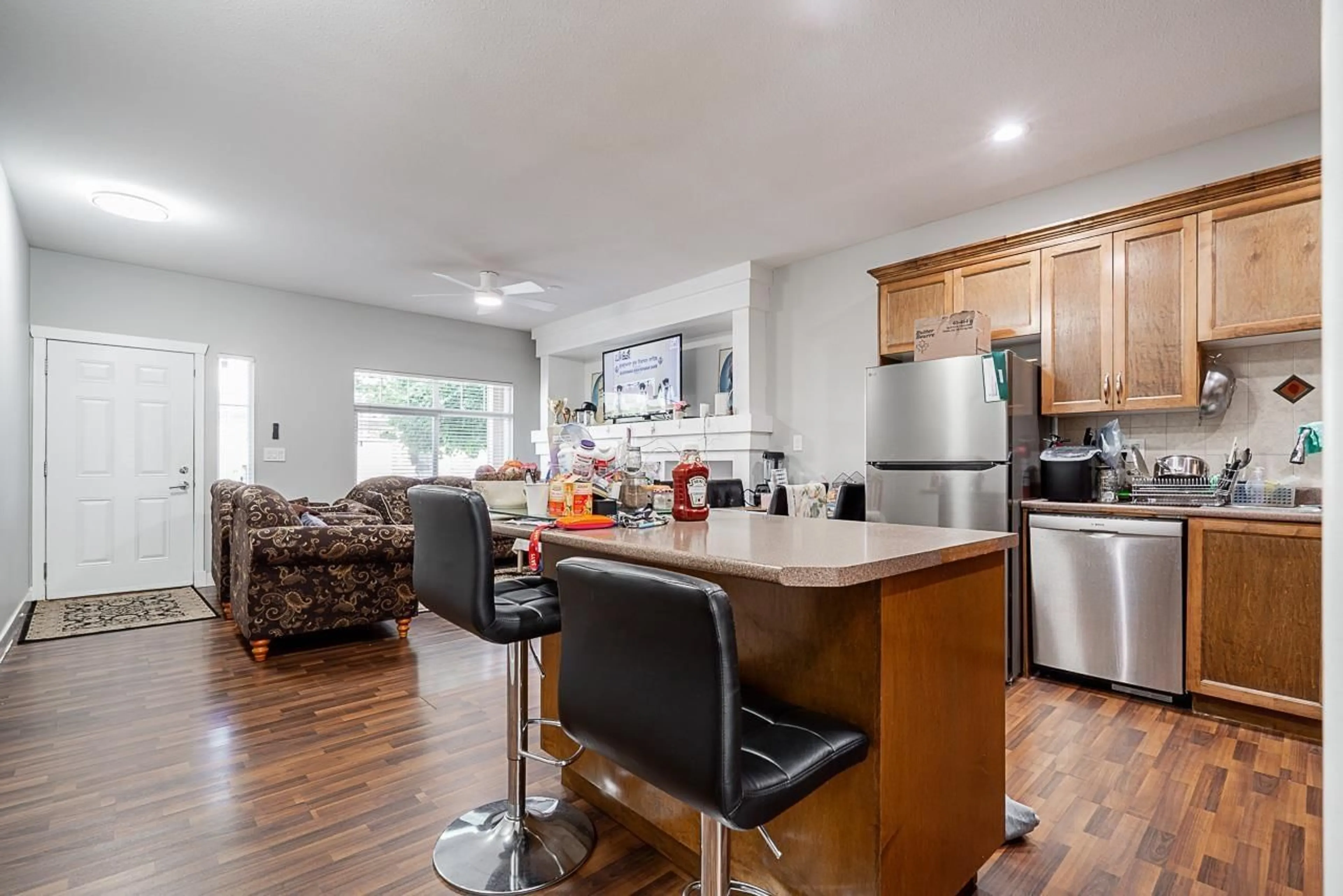 Open concept kitchen, wood/laminate floor for 37 - 6195 168, Surrey British Columbia V3S3X9