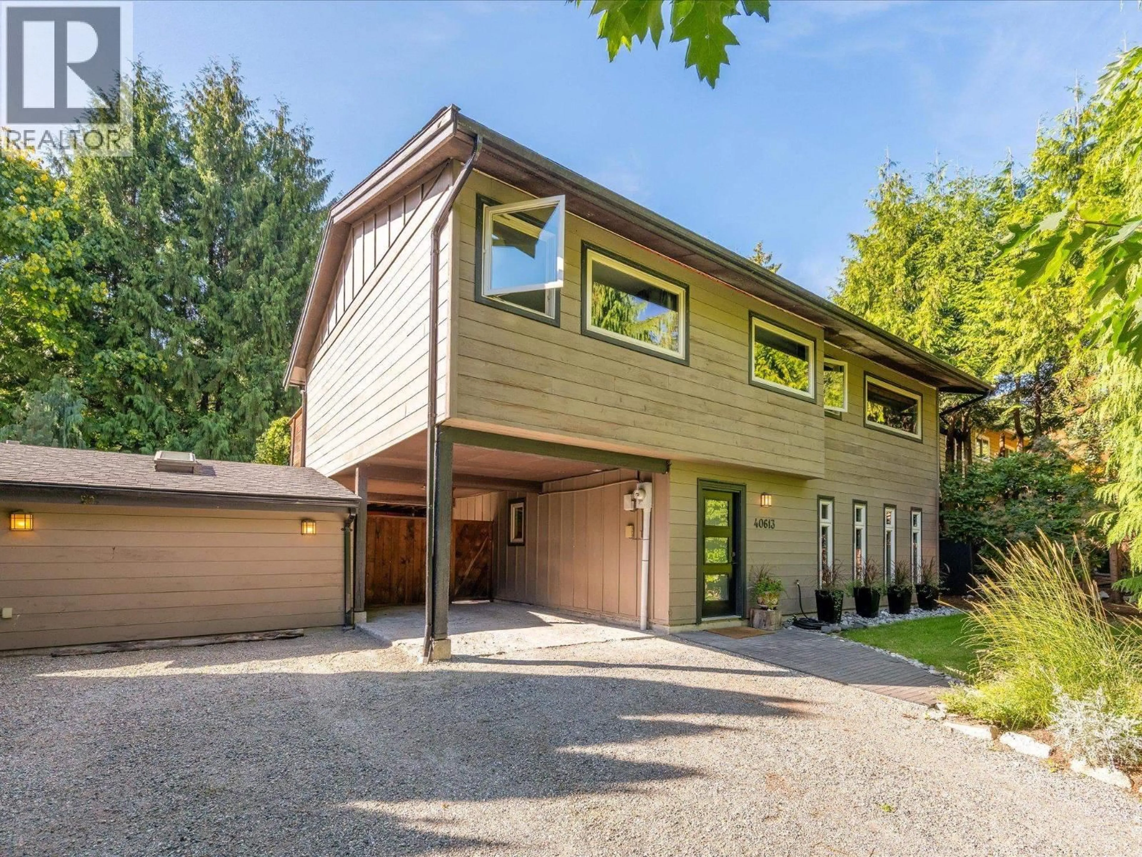 Home with vinyl exterior material, street for 40613 PERTH DRIVE, Squamish British Columbia V0N1T0