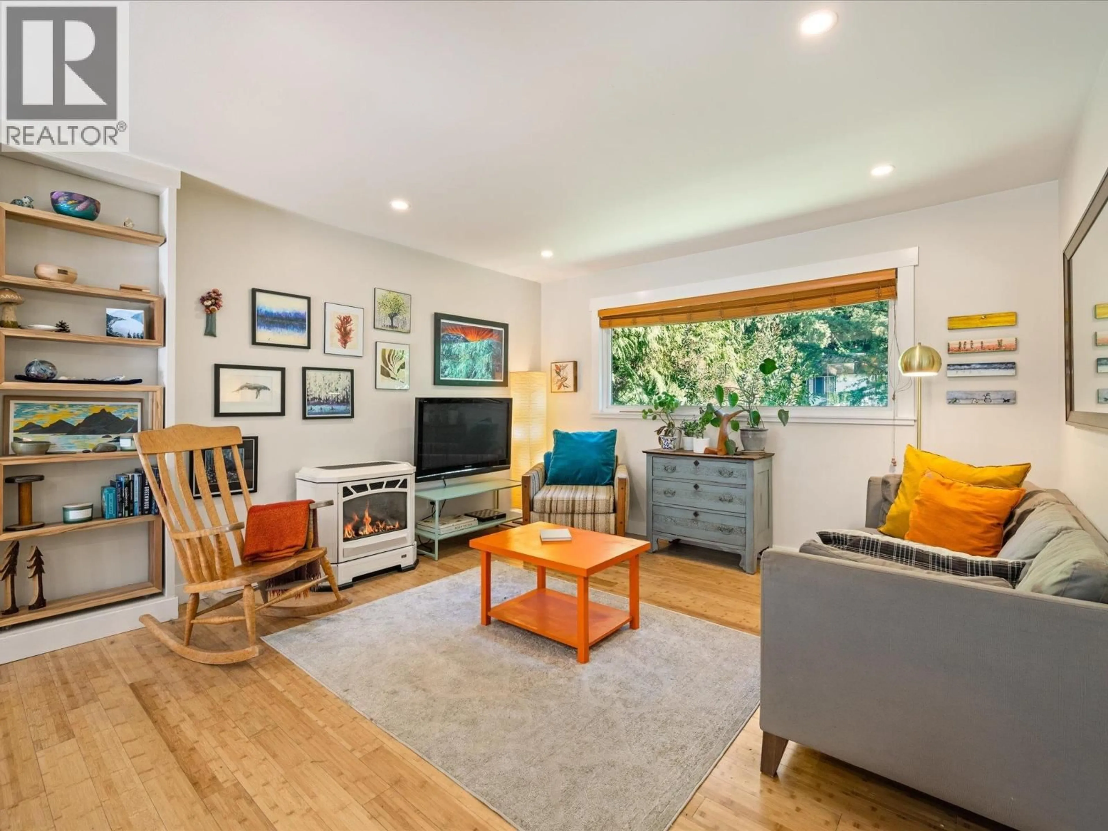 Living room with furniture, wood/laminate floor for 40613 PERTH DRIVE, Squamish British Columbia V0N1T0