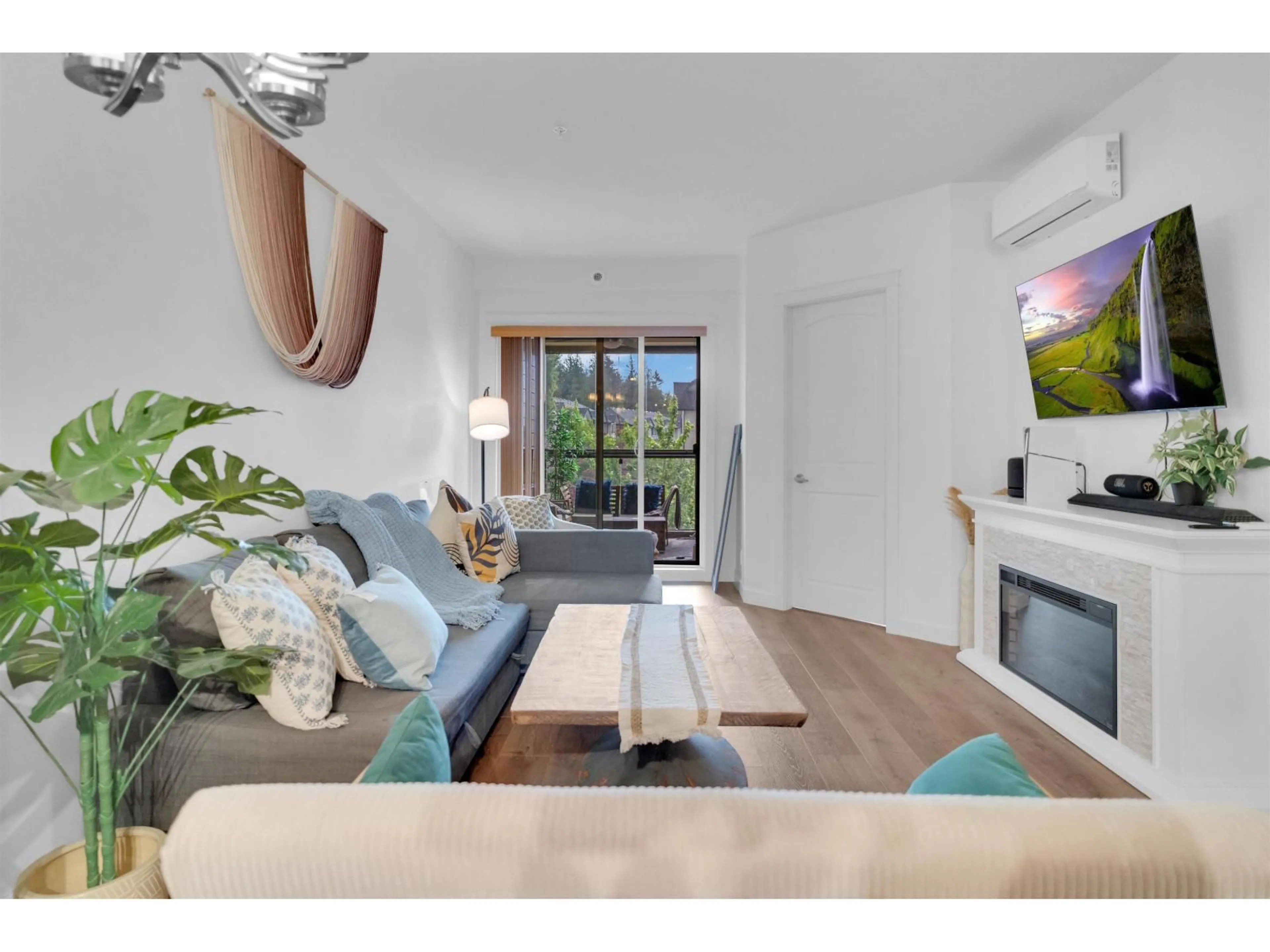 Living room with furniture, wood/laminate floor for 303 - 20376 86, Langley British Columbia V2Y3P8