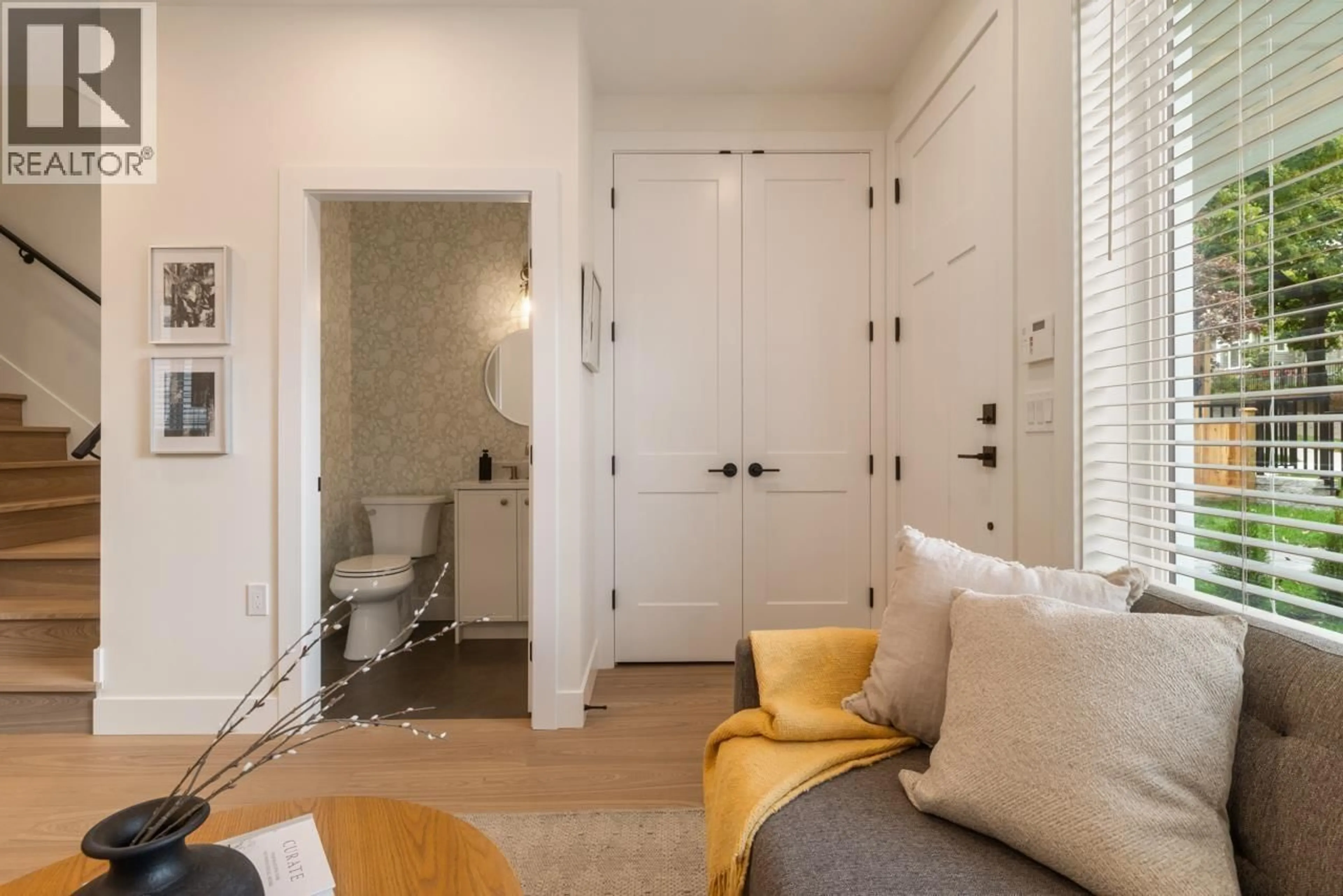 Indoor entryway for 2051 4TH AVENUE, Vancouver British Columbia V5N1K5