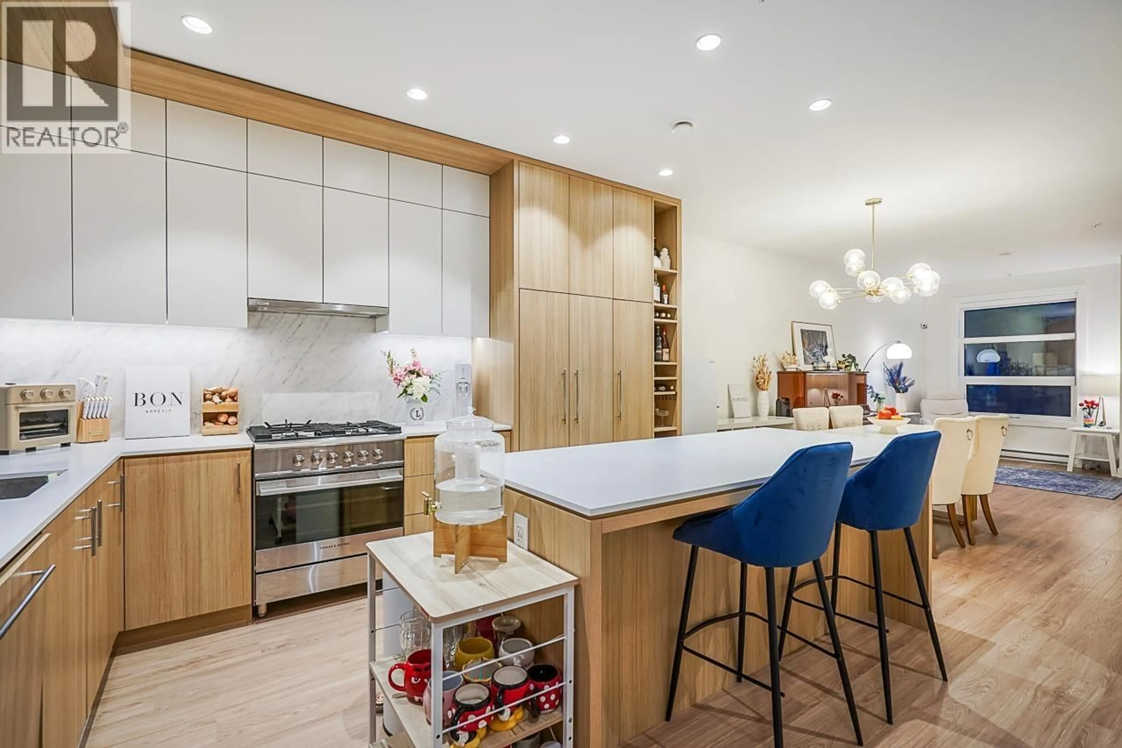Contemporary kitchen, unknown for 1204 - 6085 IRMIN STREET, Burnaby British Columbia V5J0J7