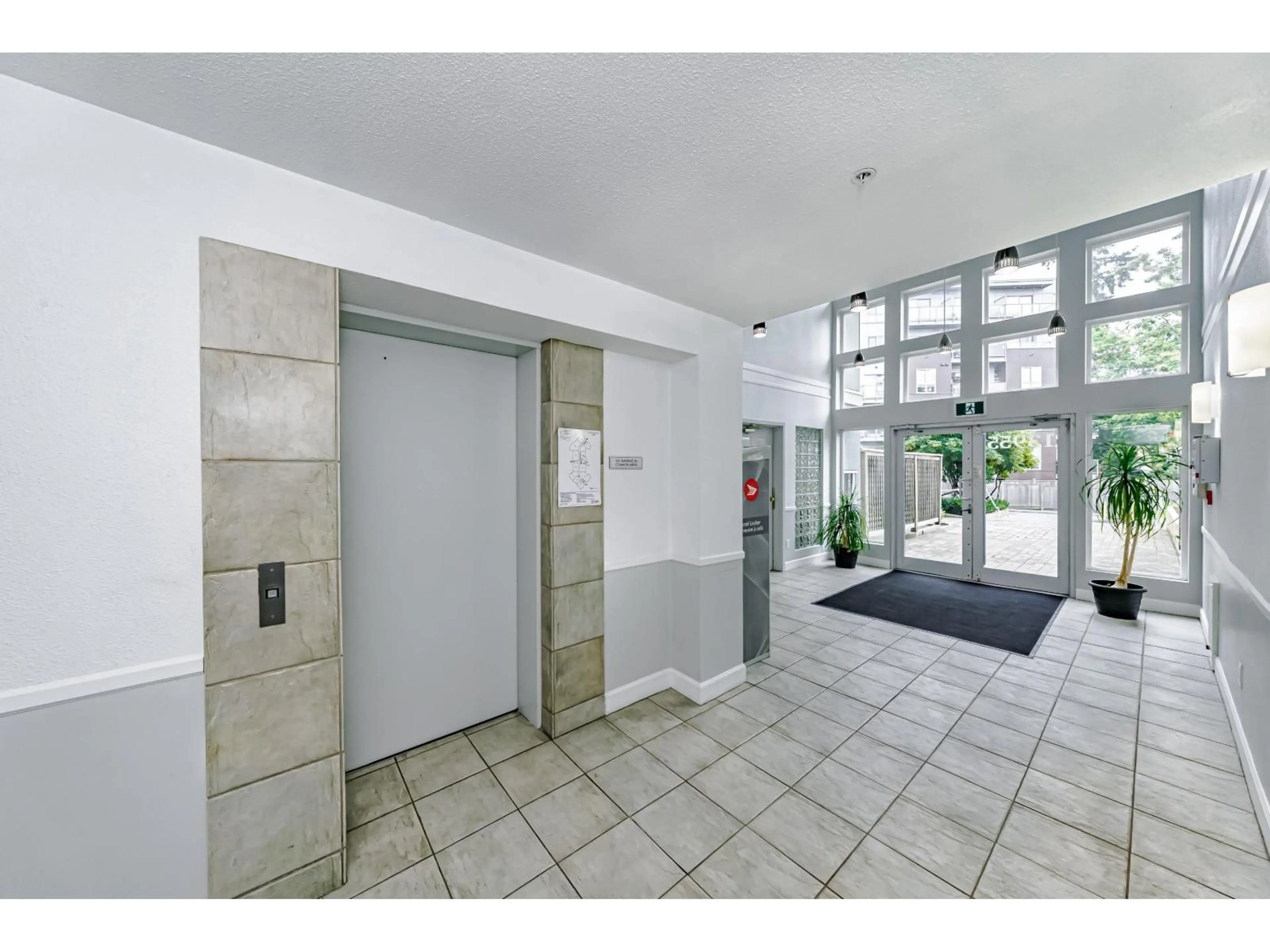 Indoor foyer for 304 - 13955 LAUREL, Surrey British Columbia V3T1A8