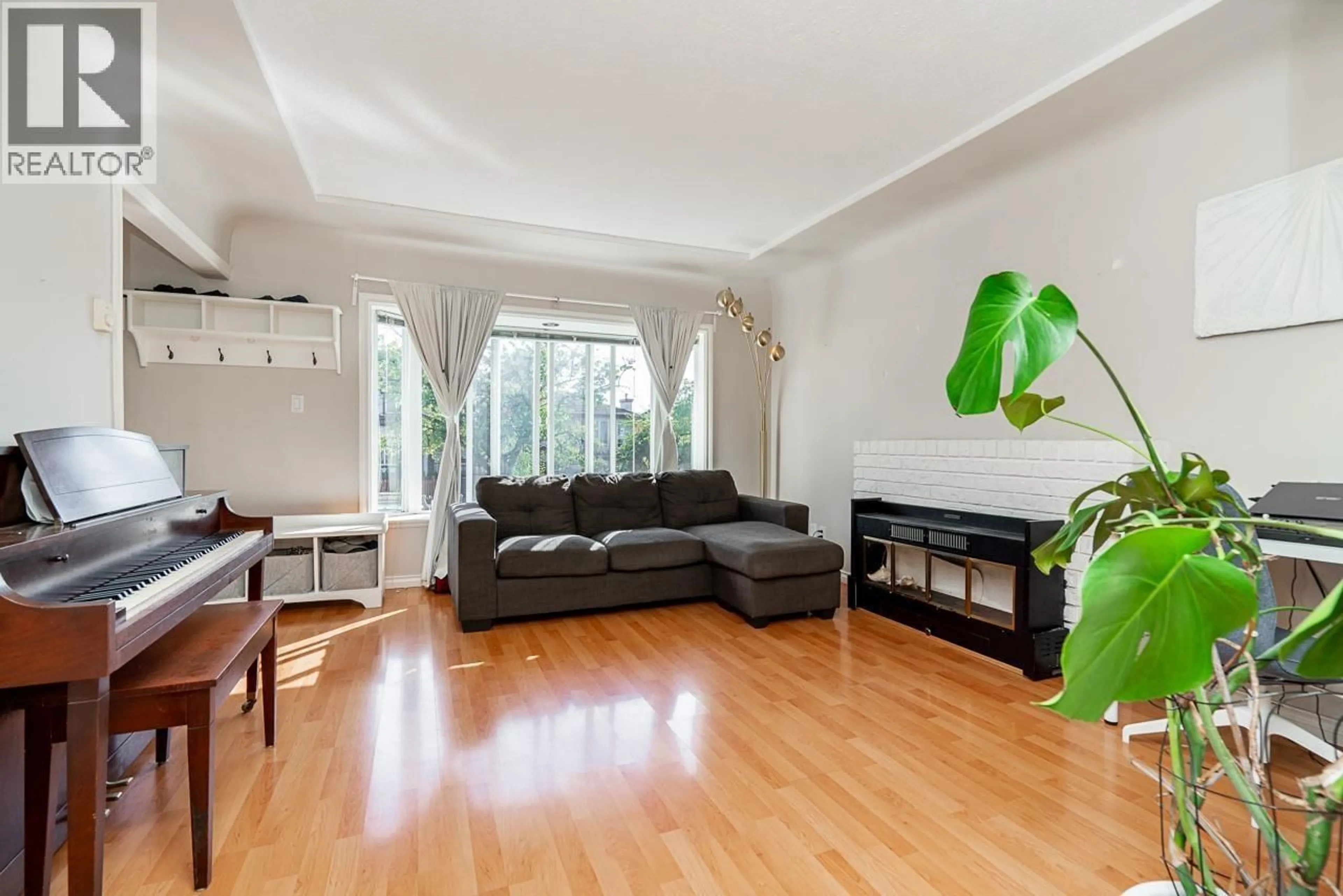 Living room with furniture, unknown for 1595 E 36TH AVENUE, Vancouver British Columbia V5P1C3