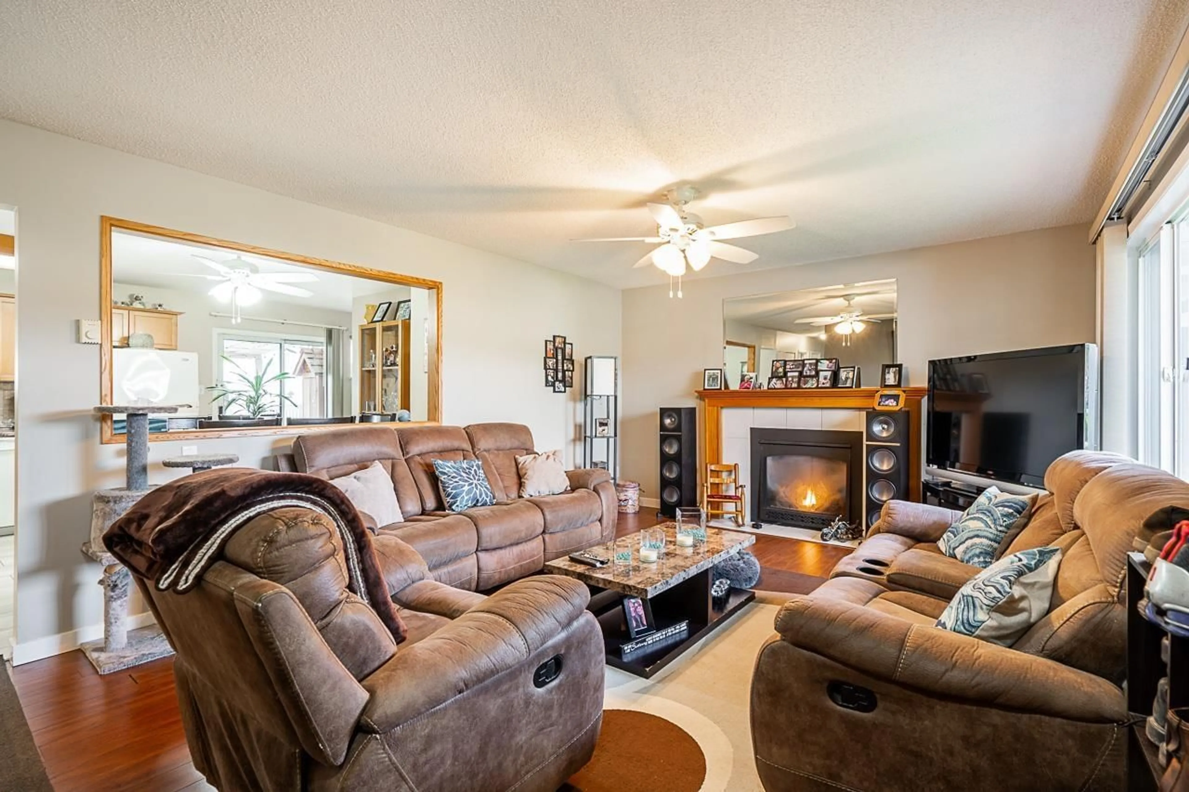 Living room with furniture, unknown for 17952 SHANNON, Surrey British Columbia V3S1H6