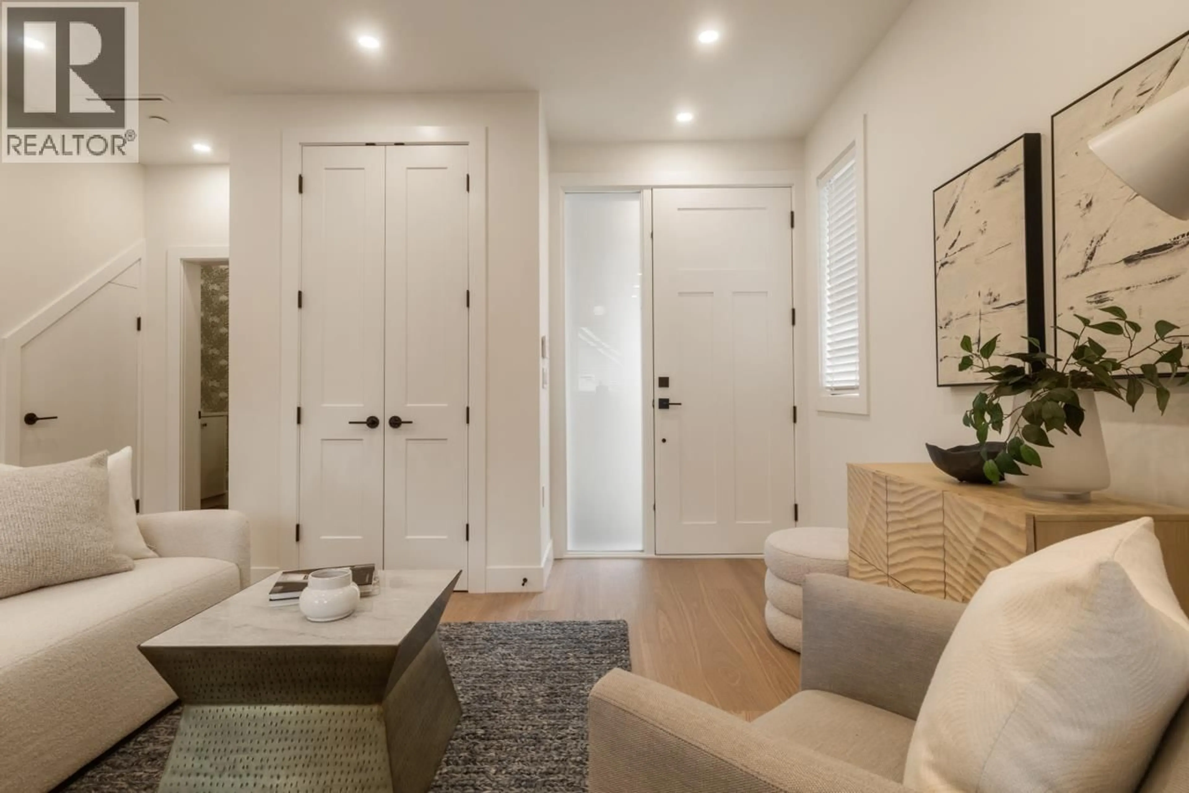 Indoor entryway for 2049 4TH AVENUE, Vancouver British Columbia V5N1K5