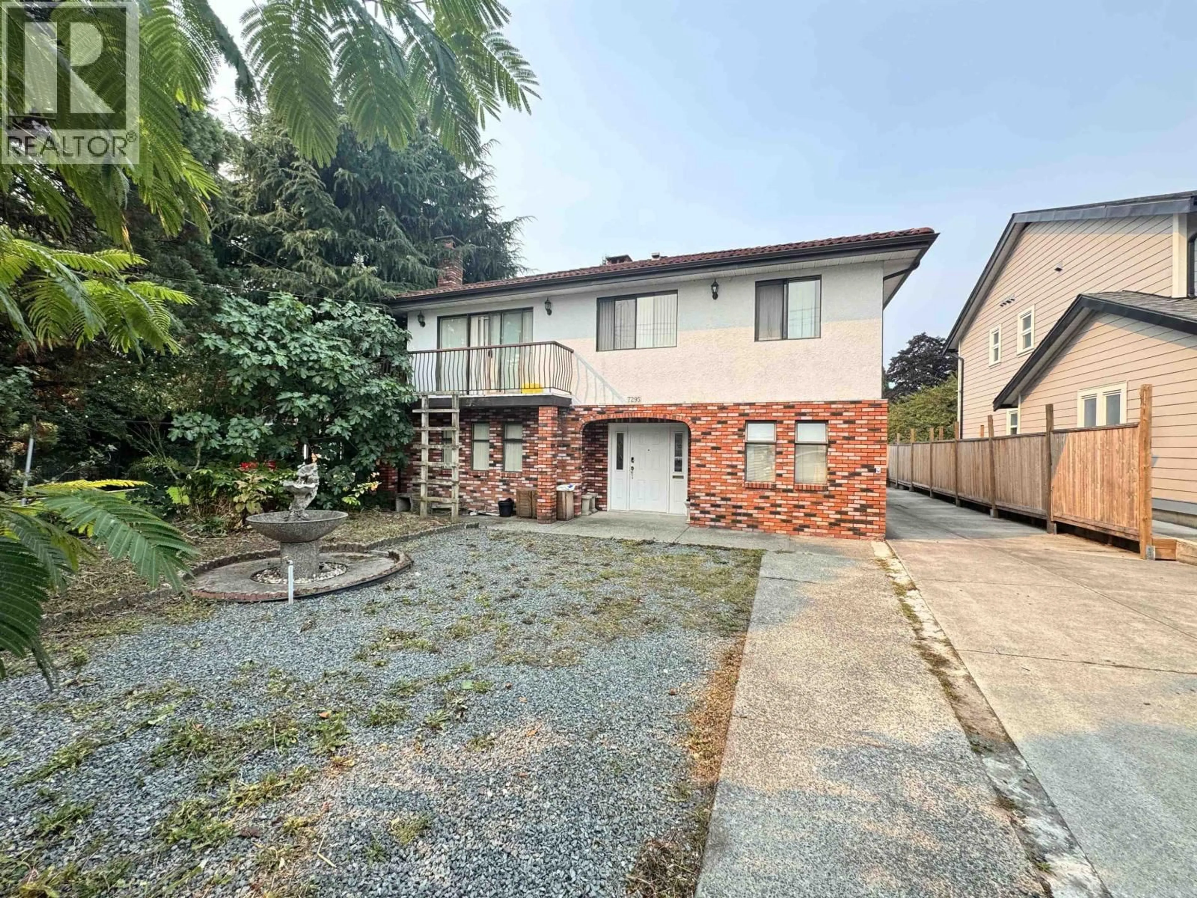A pic from outside/outdoor area/front of a property/back of a property/a pic from drone, street for 7295 SUSSEX AVENUE, Burnaby British Columbia V5J3V6