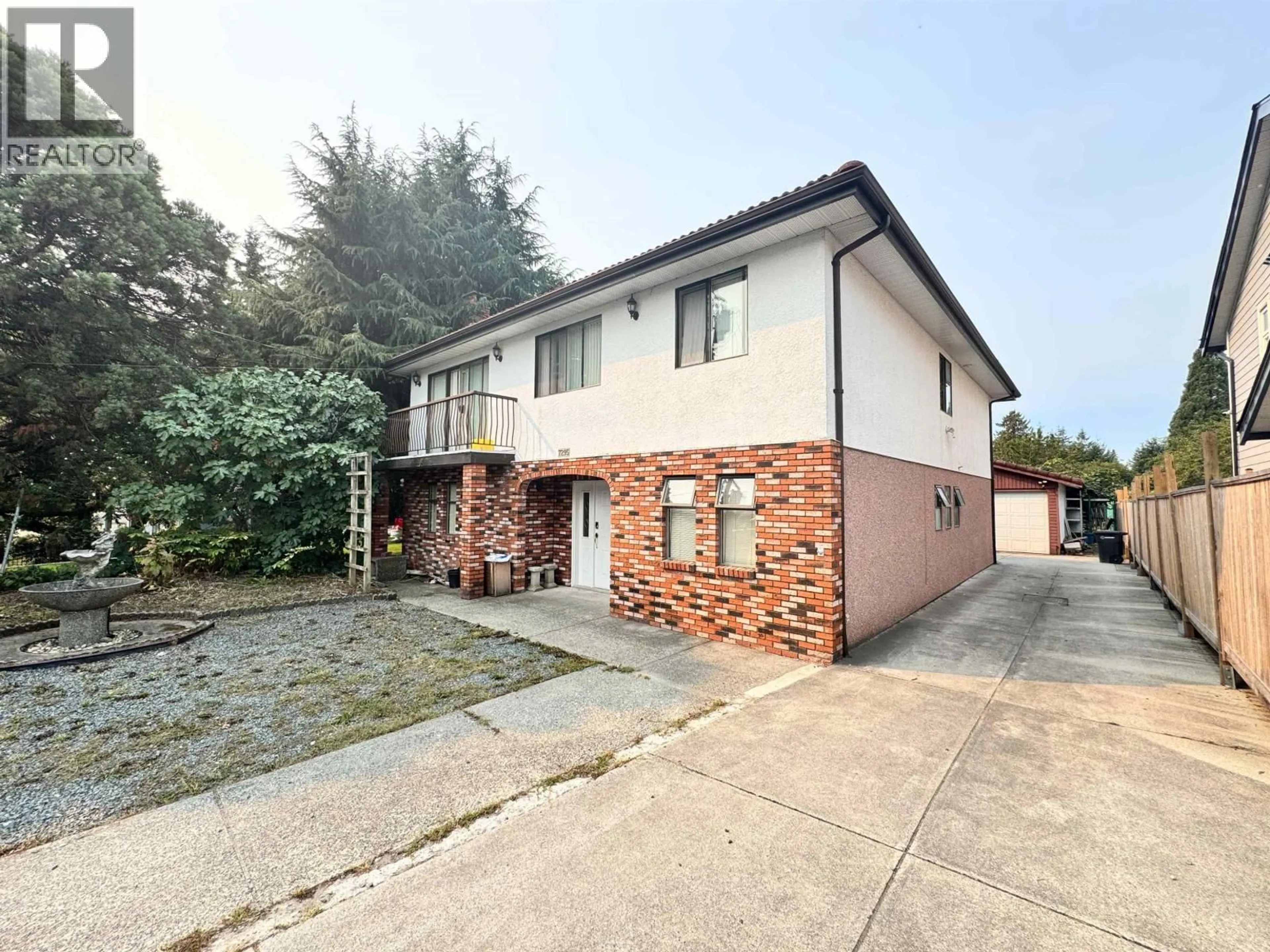A pic from outside/outdoor area/front of a property/back of a property/a pic from drone, building for 7295 SUSSEX AVENUE, Burnaby British Columbia V5J3V6