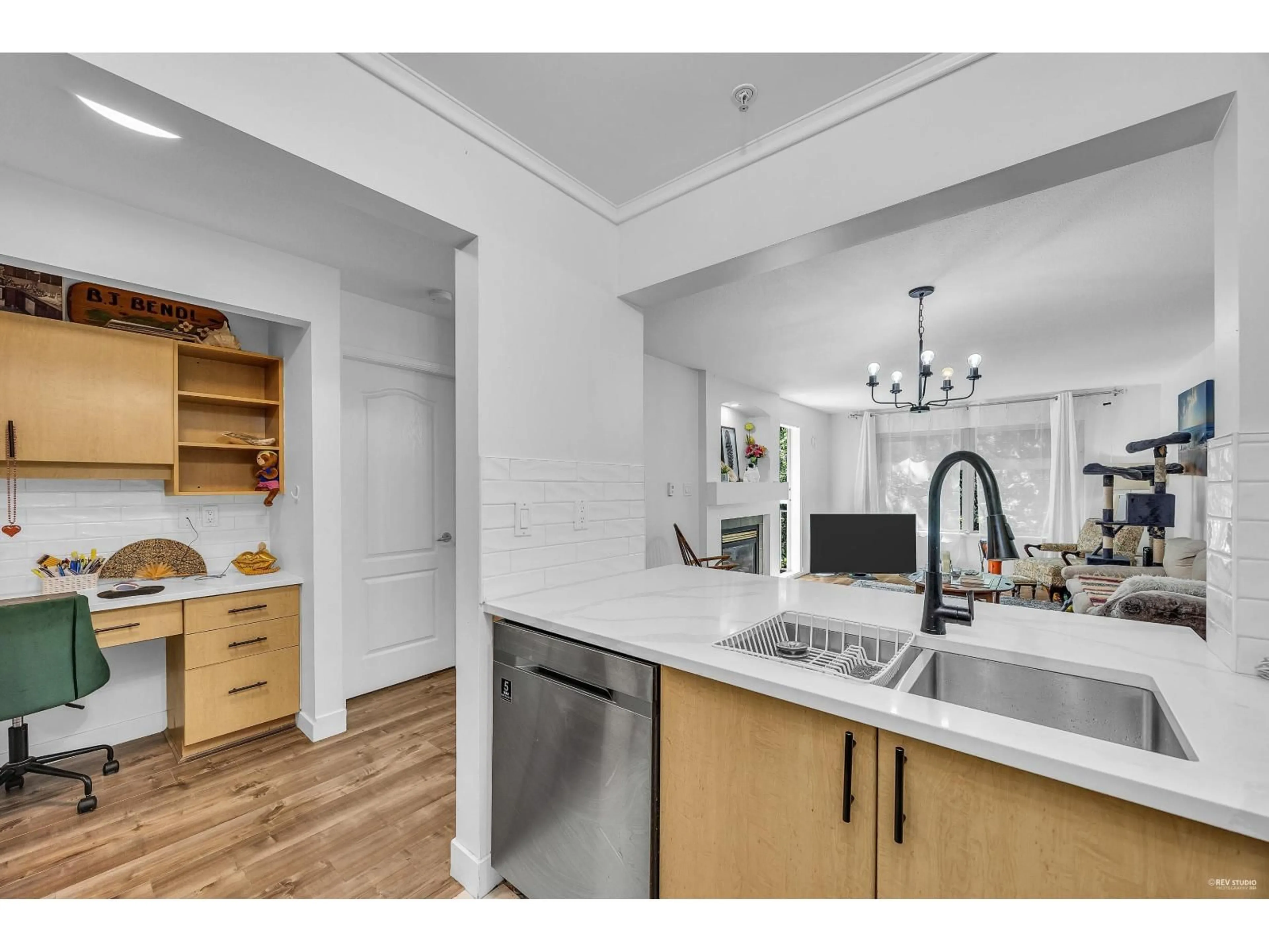 Open concept kitchen, unknown for 310 - 15220 GUILDFORD, Surrey British Columbia V3R0Y6