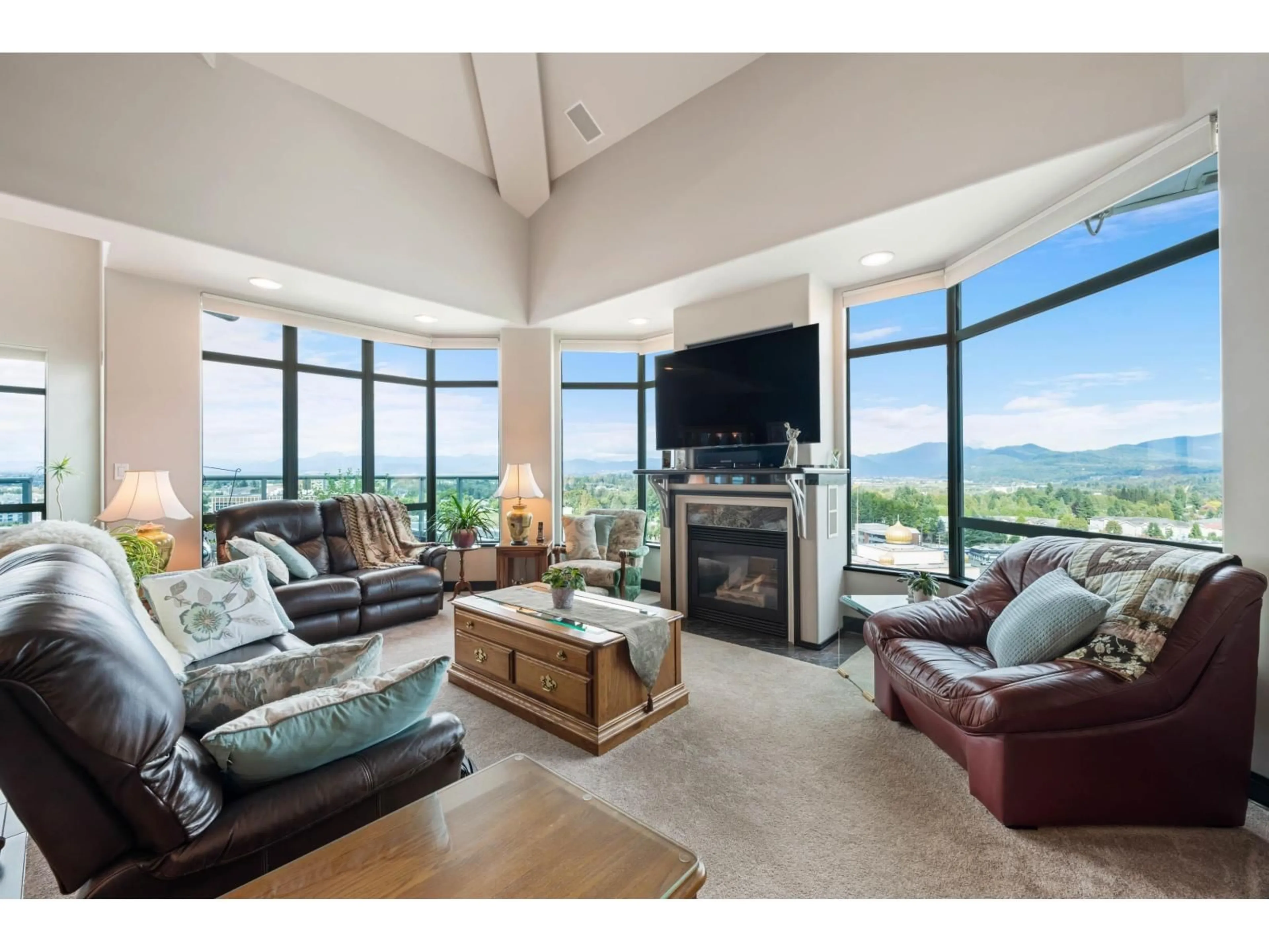 Living room with furniture, unknown for 1704 - 33065 MILL LAKE, Abbotsford British Columbia V2S8E6