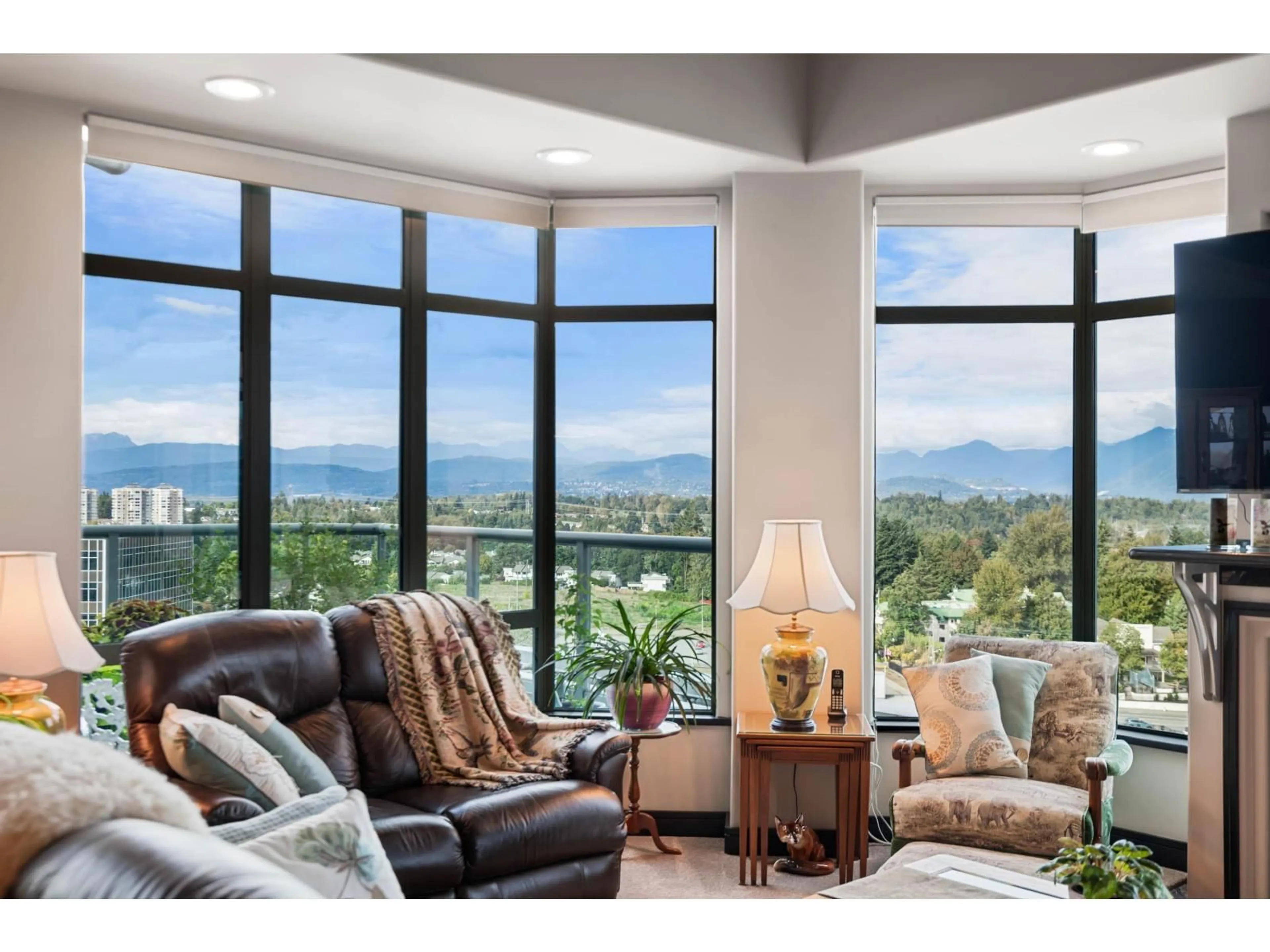 Living room with furniture, unknown for 1704 - 33065 MILL LAKE, Abbotsford British Columbia V2S8E6