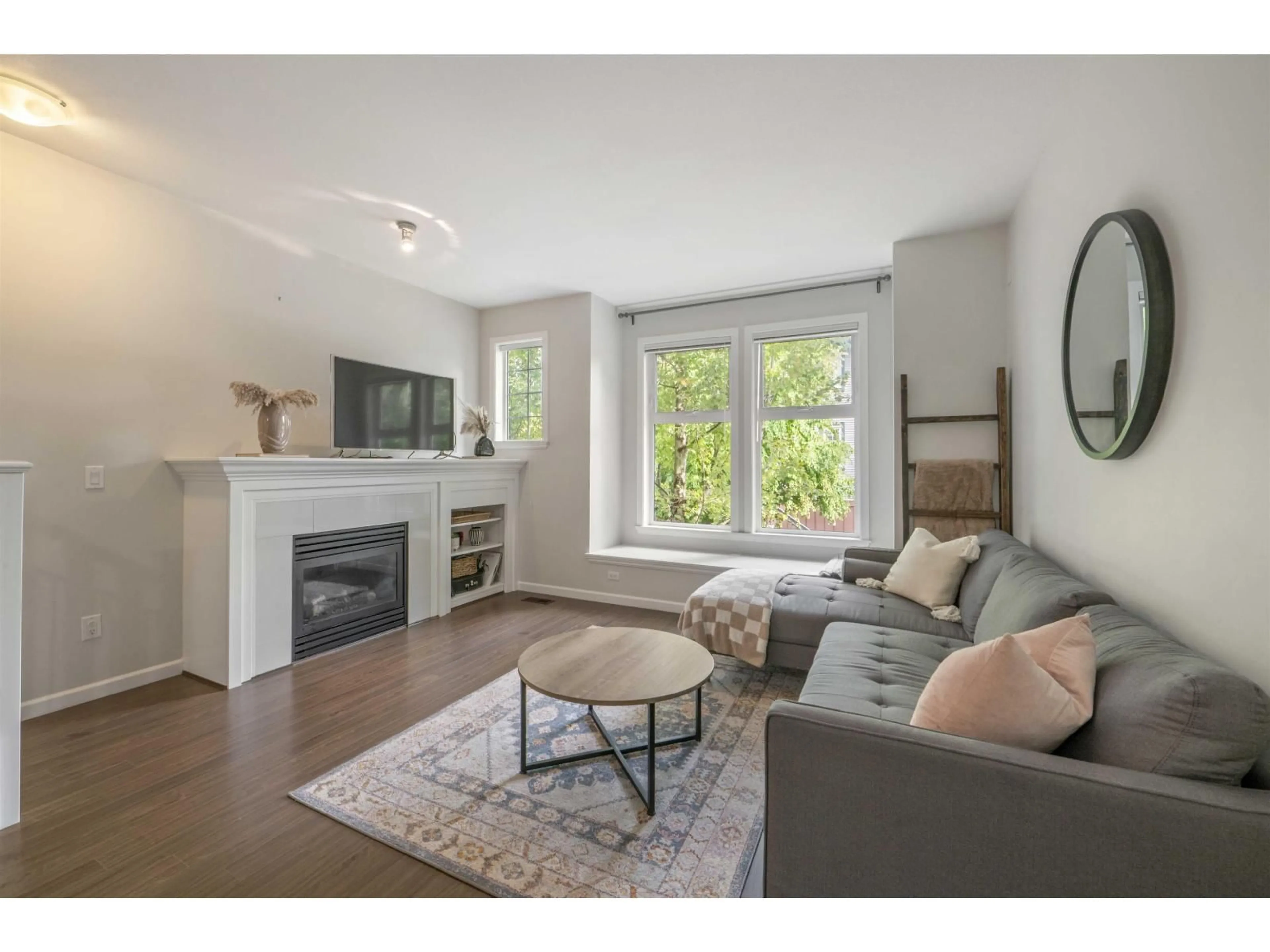 Living room with furniture, unknown for 102 - 18777 68A, Surrey British Columbia V4N0Z7
