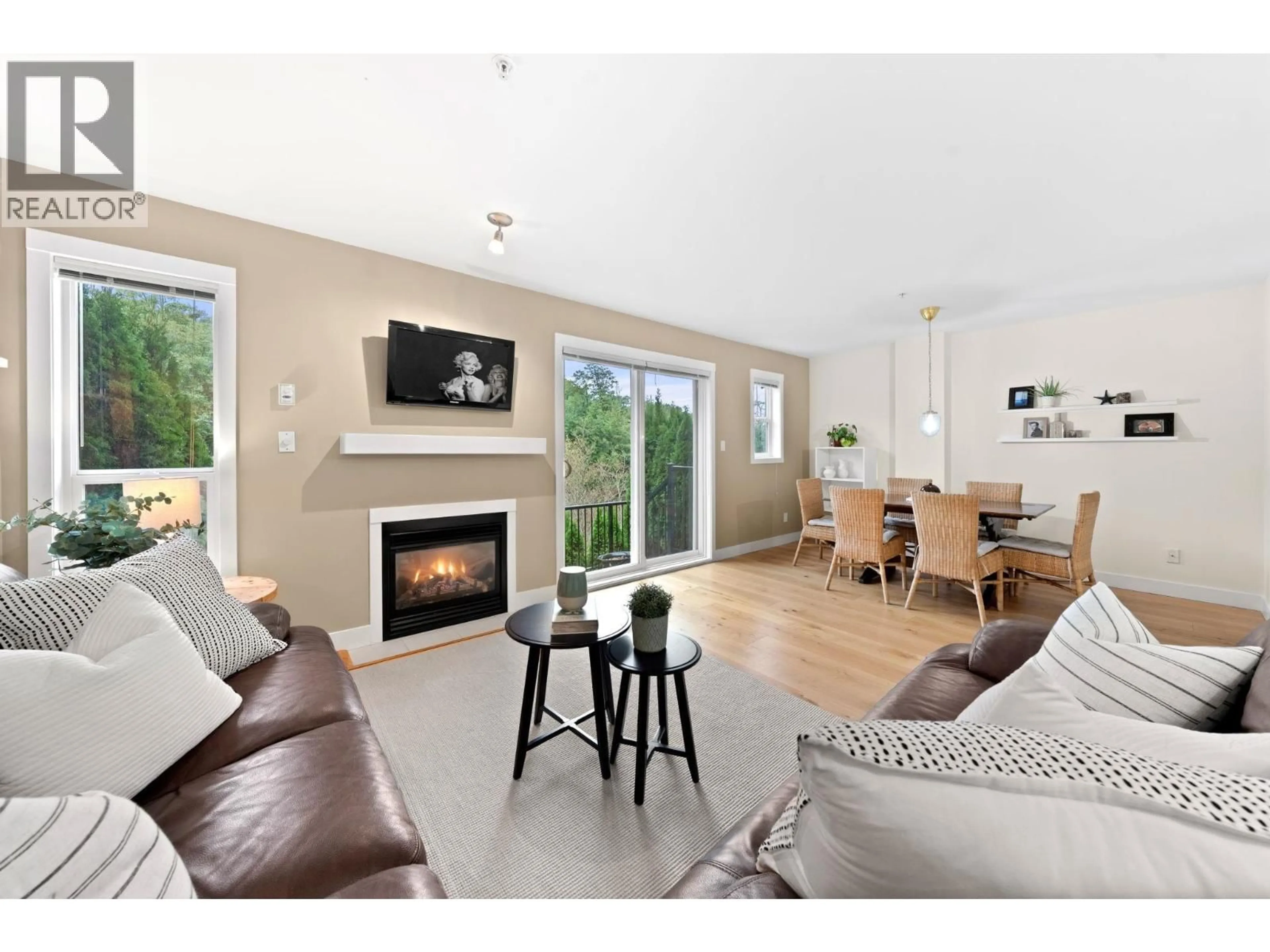 Living room with furniture, wood/laminate floor for 18 - 1204 MAIN STREET, Squamish British Columbia V8B0S3