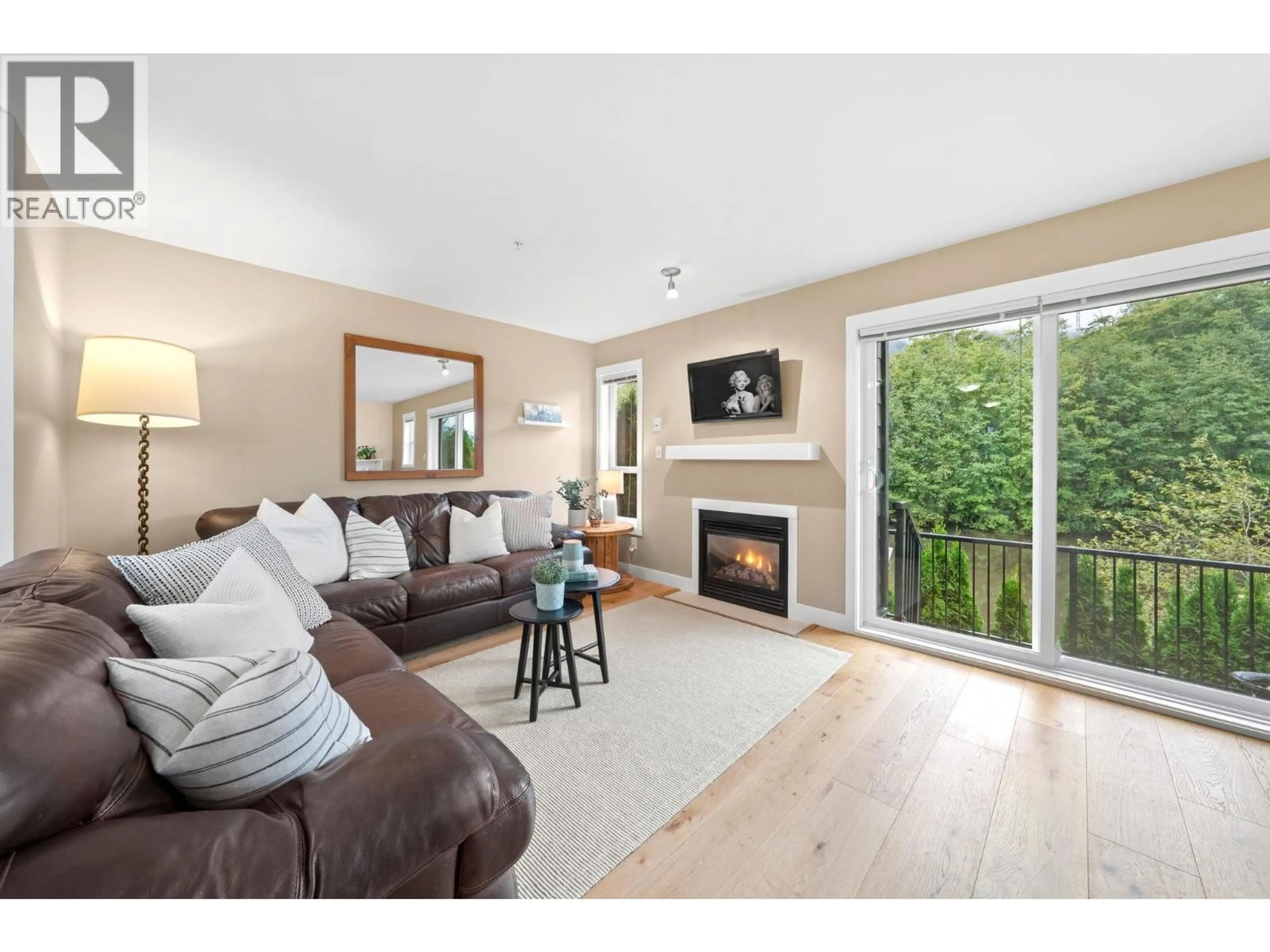 Living room with furniture, wood/laminate floor for 18 - 1204 MAIN STREET, Squamish British Columbia V8B0S3
