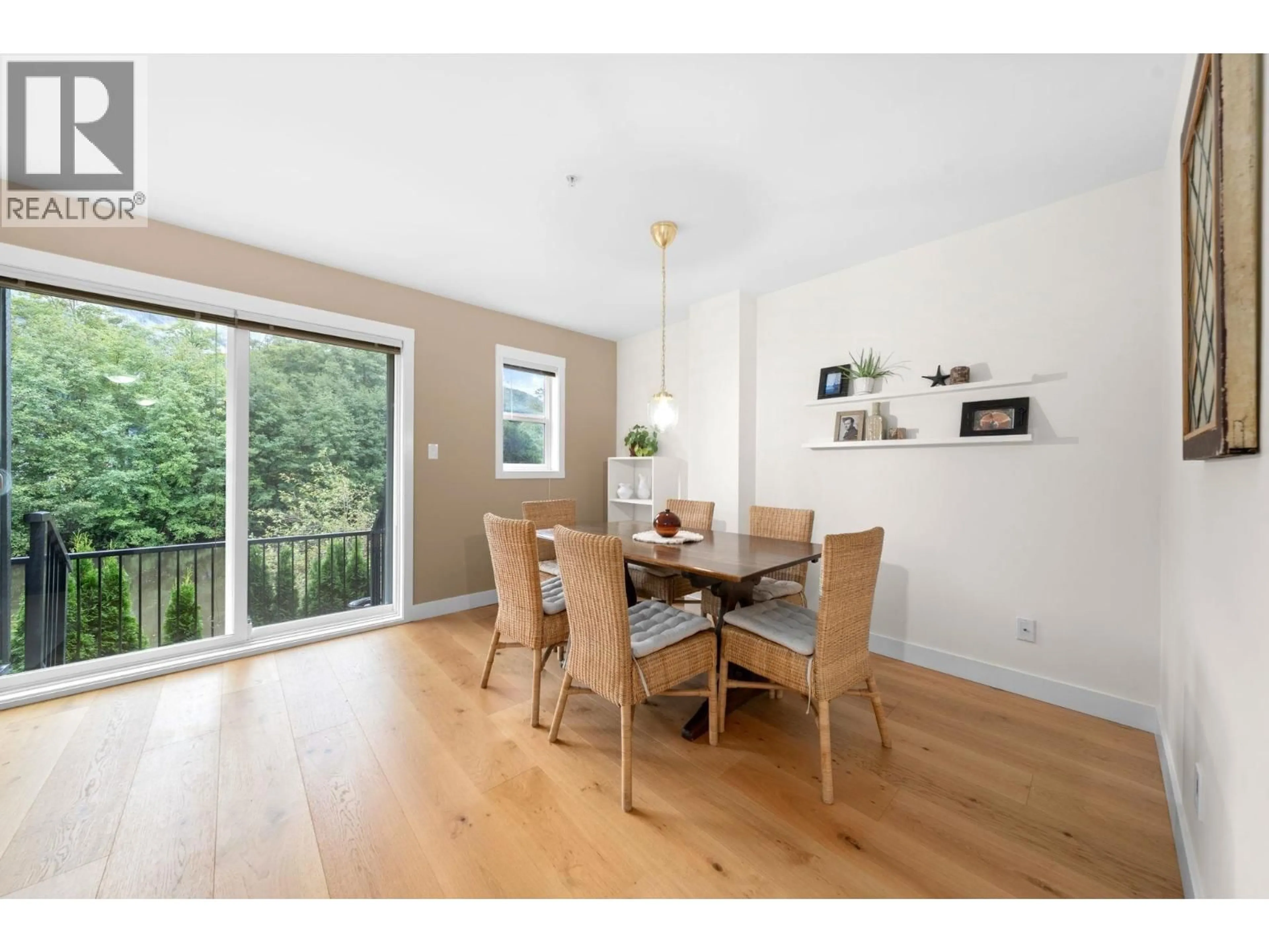 Dining room, wood/laminate floor for 18 - 1204 MAIN STREET, Squamish British Columbia V8B0S3