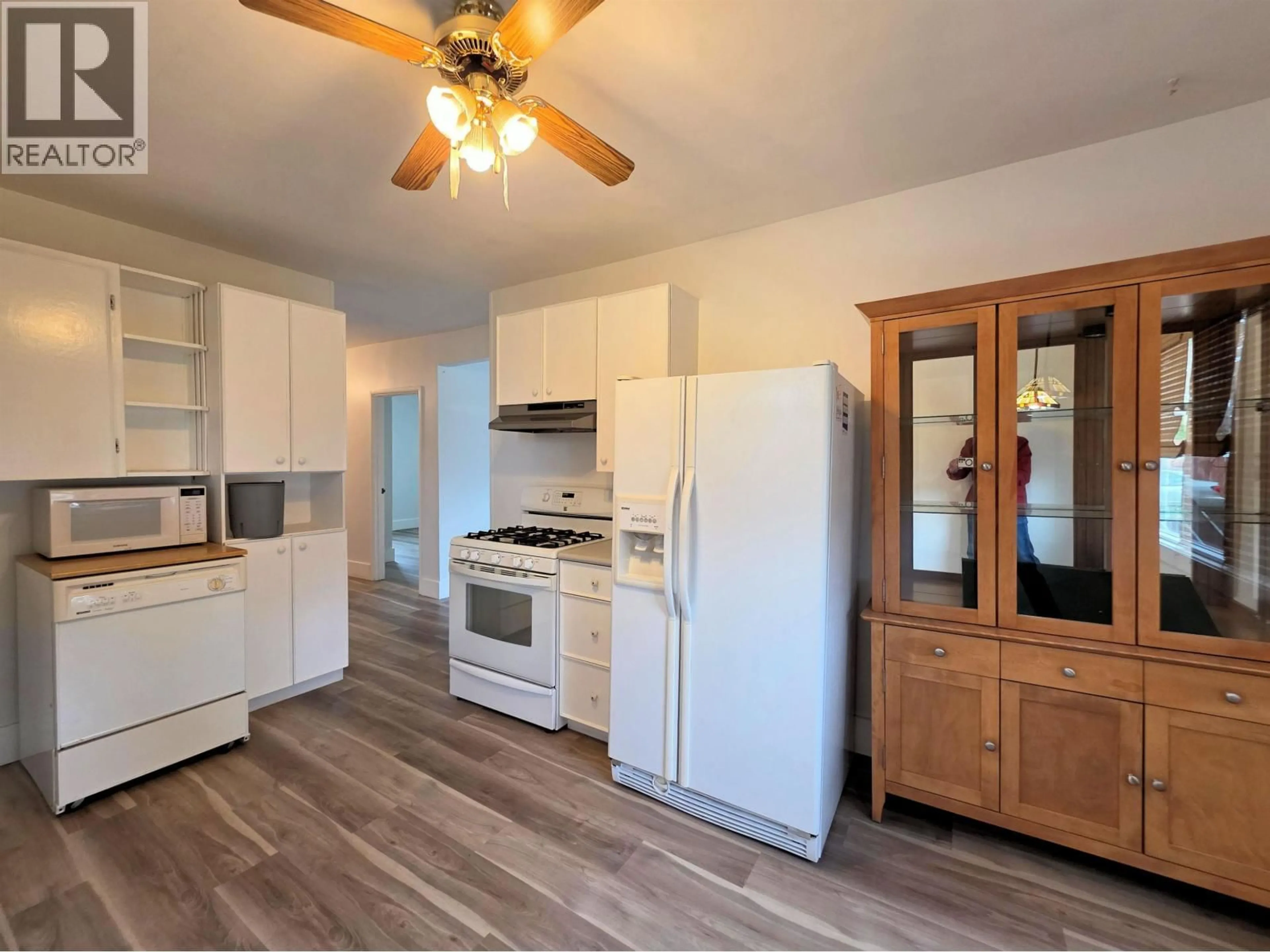 Open concept kitchen, wood/laminate floor for 824 GILLETT STREET, Prince George British Columbia V2M2T9