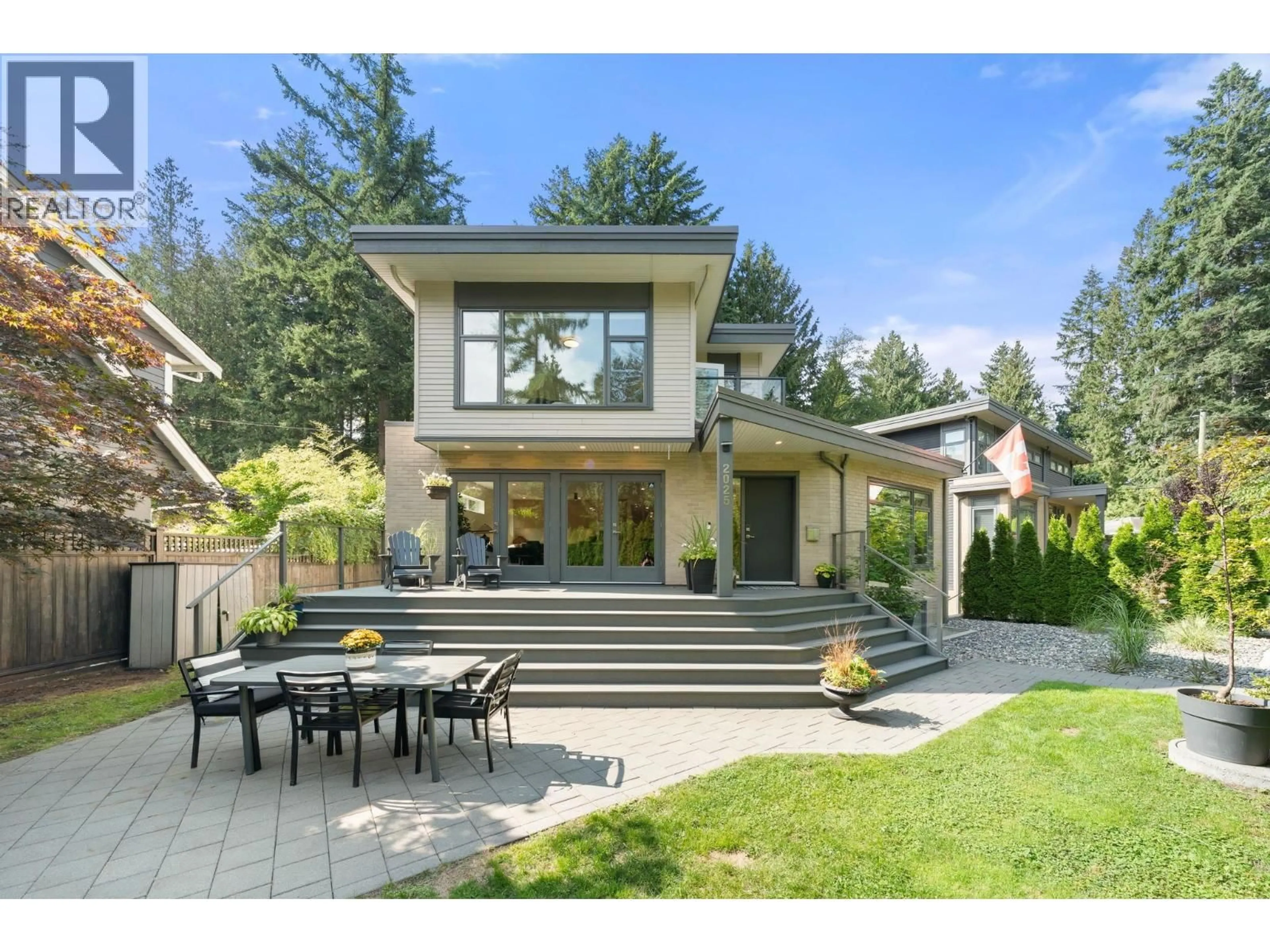 Home with vinyl exterior material, unknown for 2025 MACKAY AVENUE, North Vancouver British Columbia V7P2M8