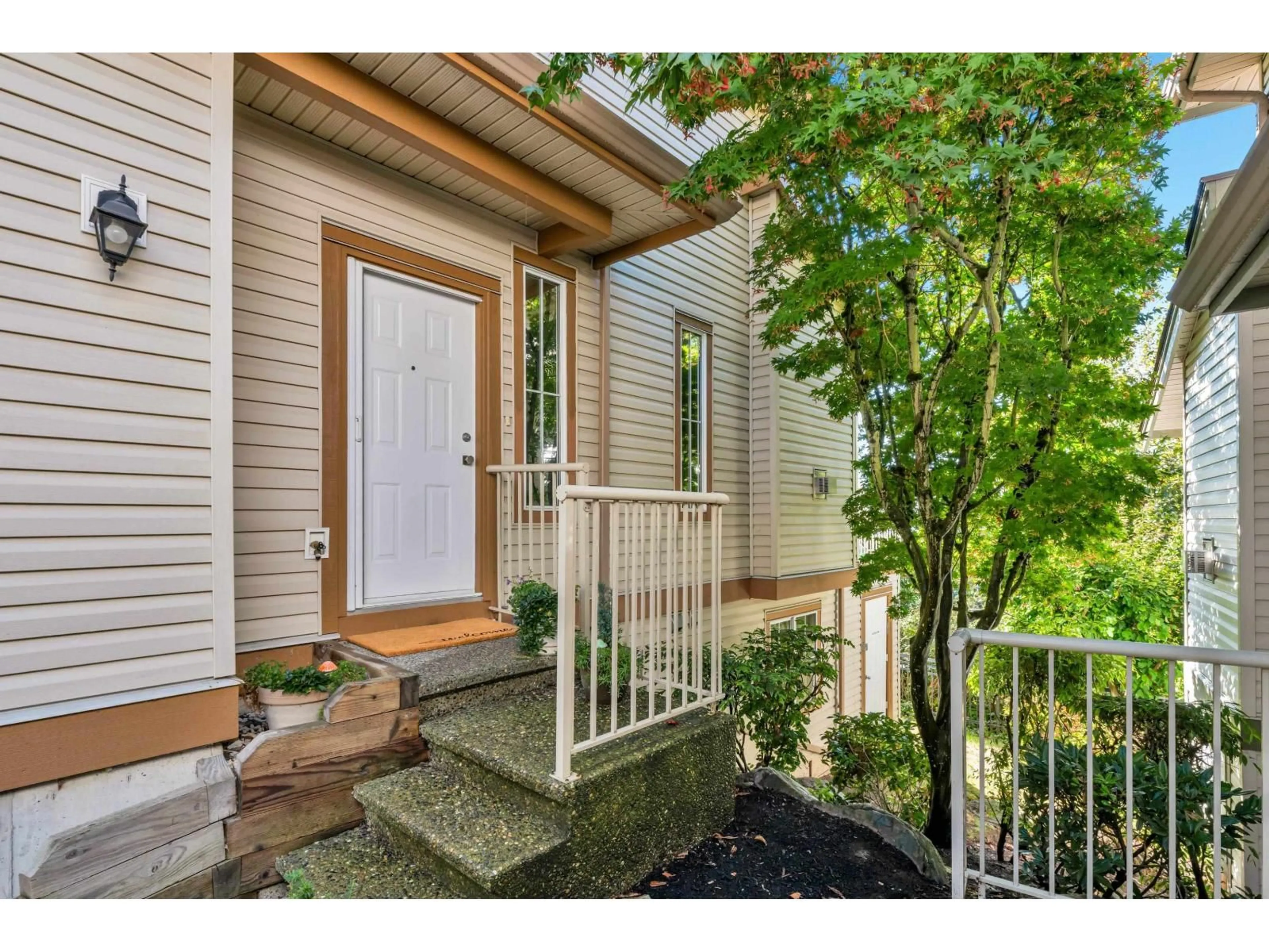 Indoor entryway for 38 - 35287 OLD YALE, Abbotsford British Columbia V3G8H5