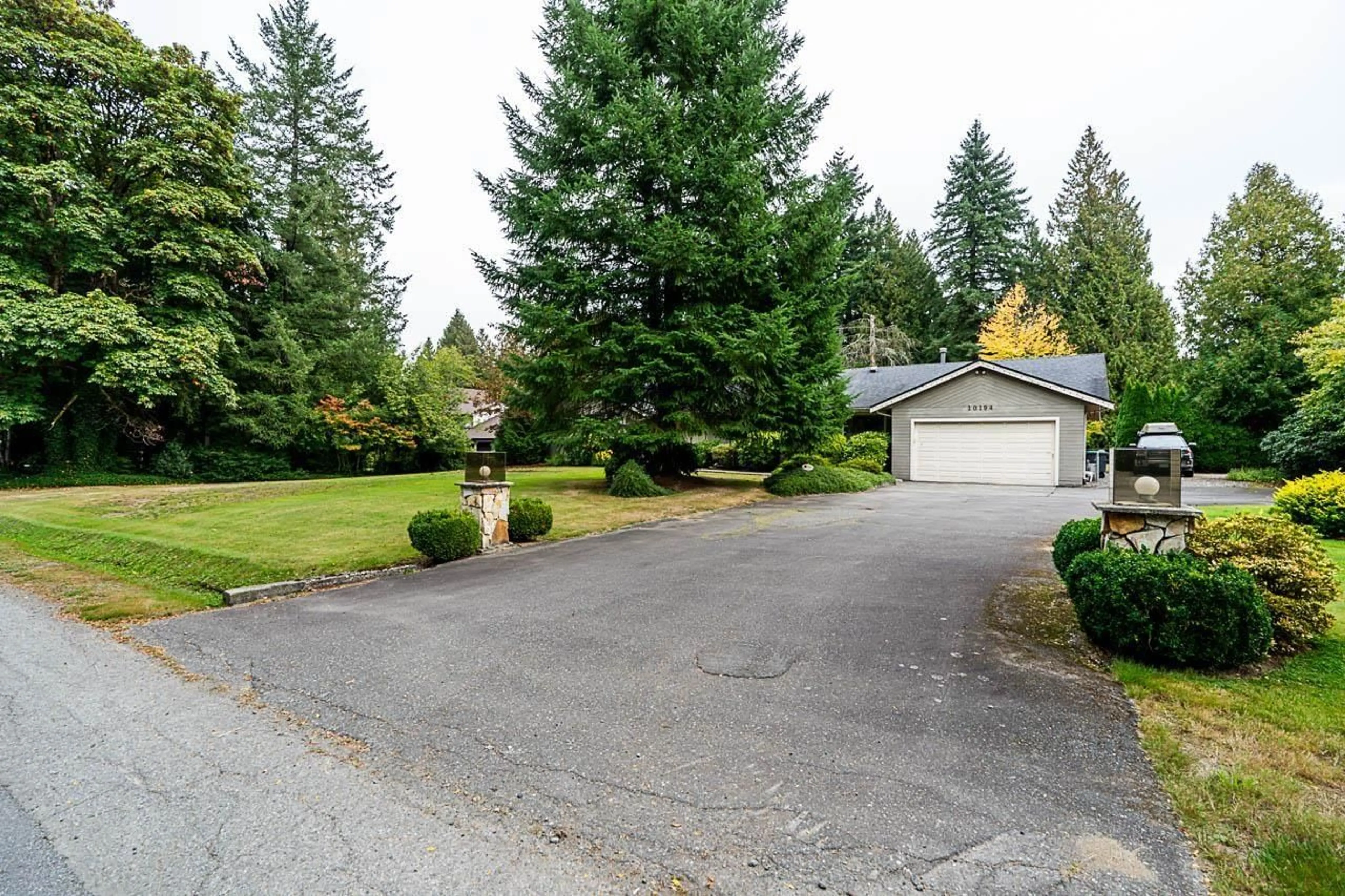 A pic from outside/outdoor area/front of a property/back of a property/a pic from drone, street for 10194 173, Surrey British Columbia V4N4H8