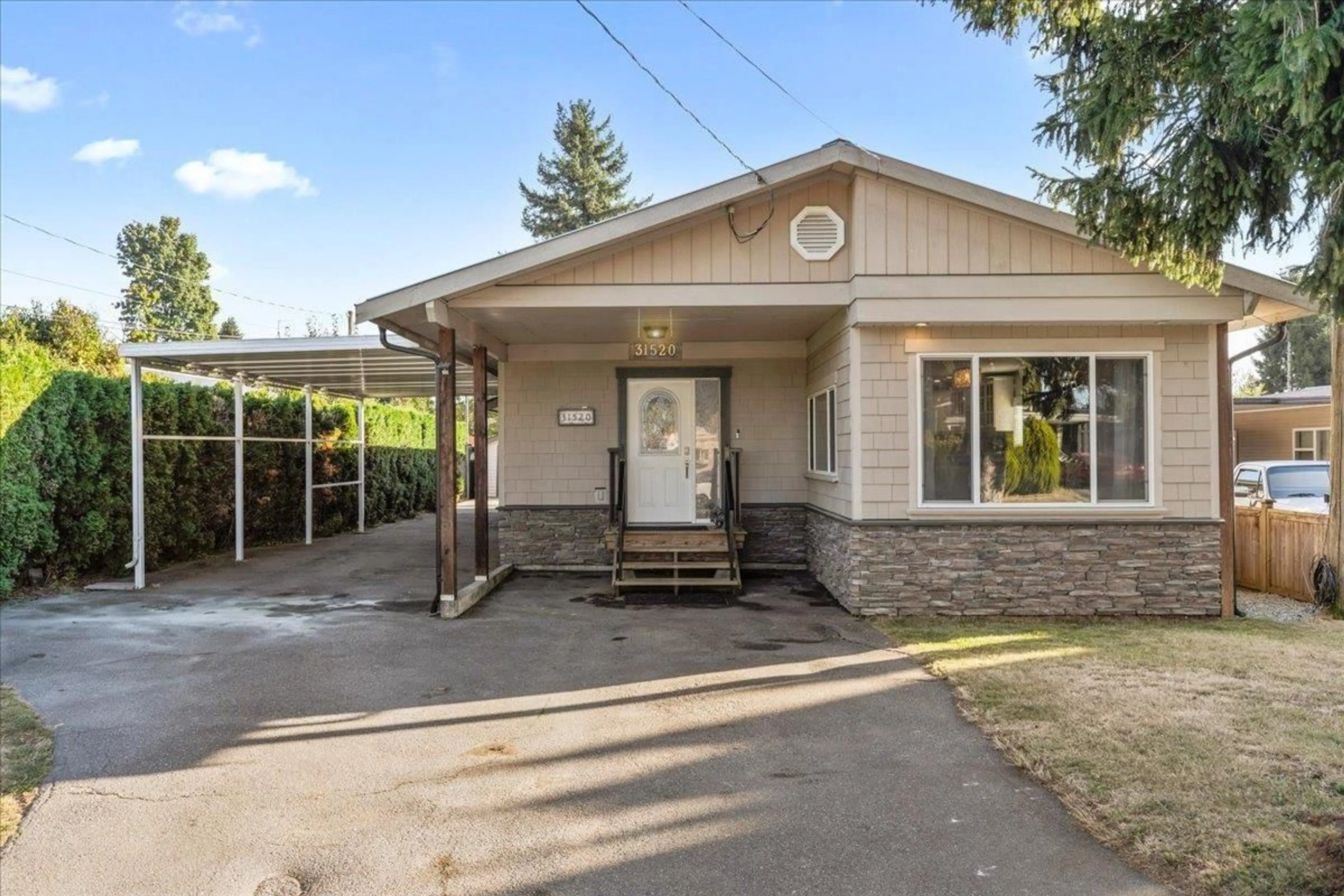 Home with vinyl exterior material, street for 31520 LOMBARD, Abbotsford British Columbia V2T6M6