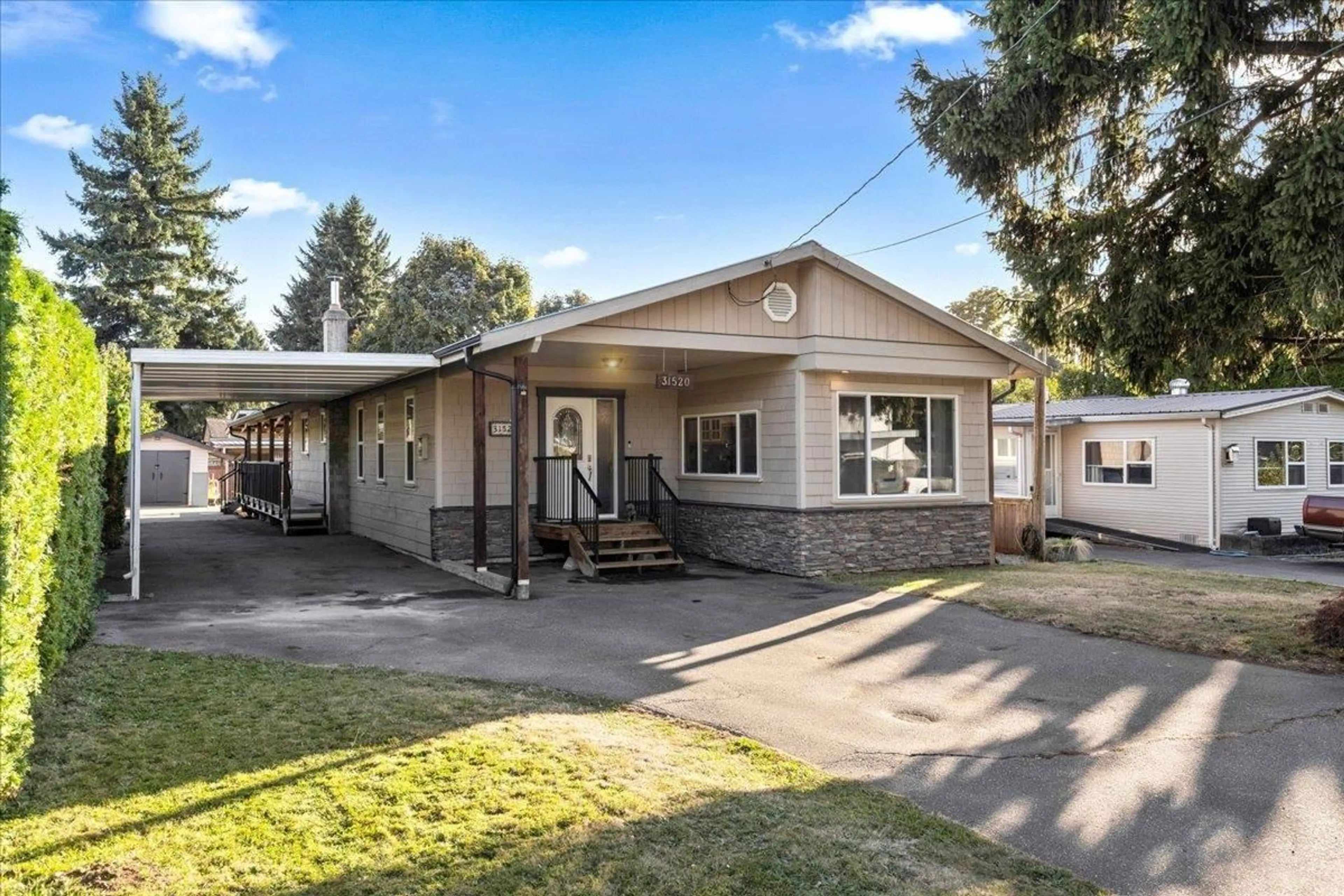 Home with vinyl exterior material, street for 31520 LOMBARD, Abbotsford British Columbia V2T6M6