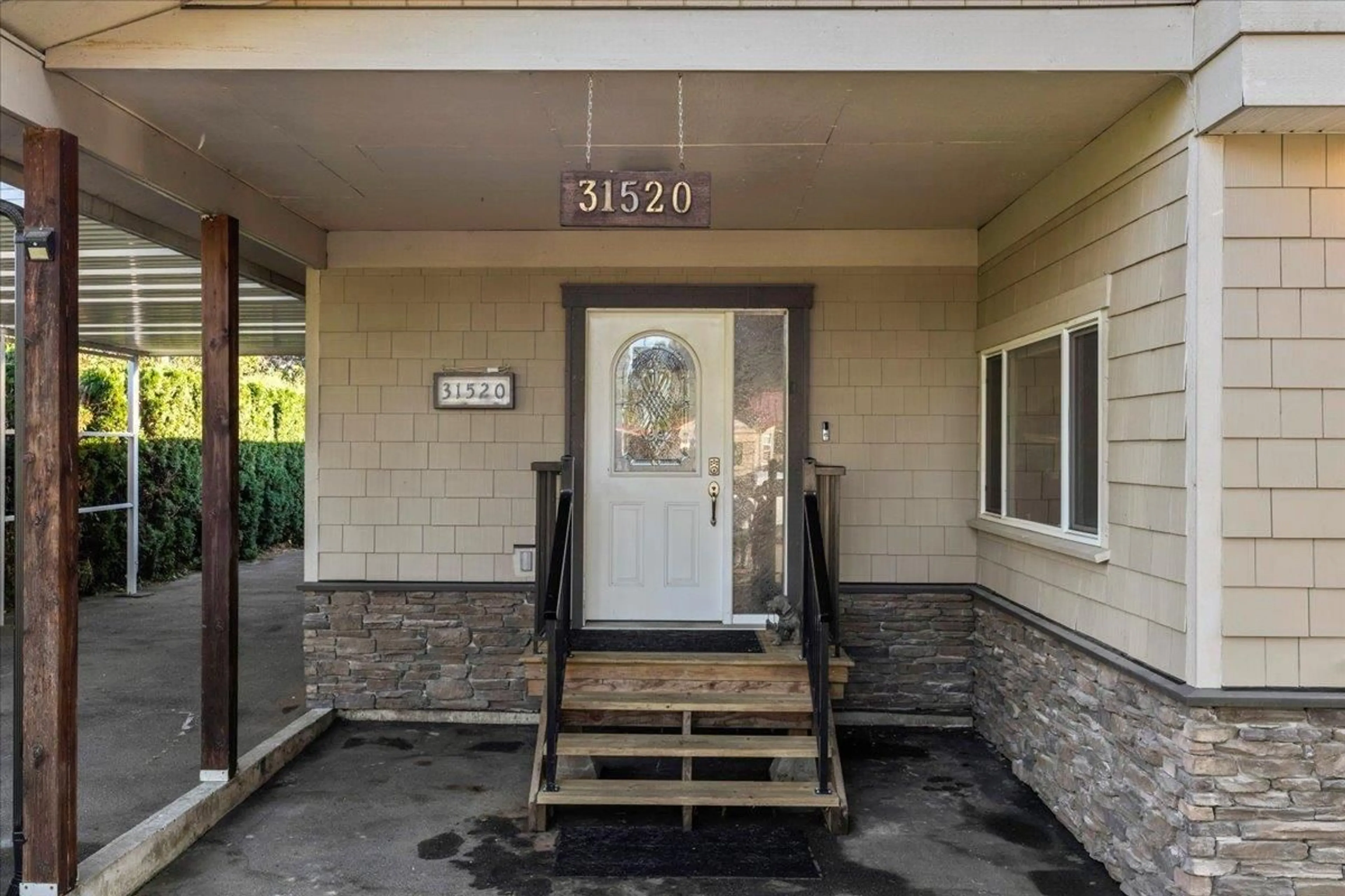Indoor entryway for 31520 LOMBARD, Abbotsford British Columbia V2T6M6