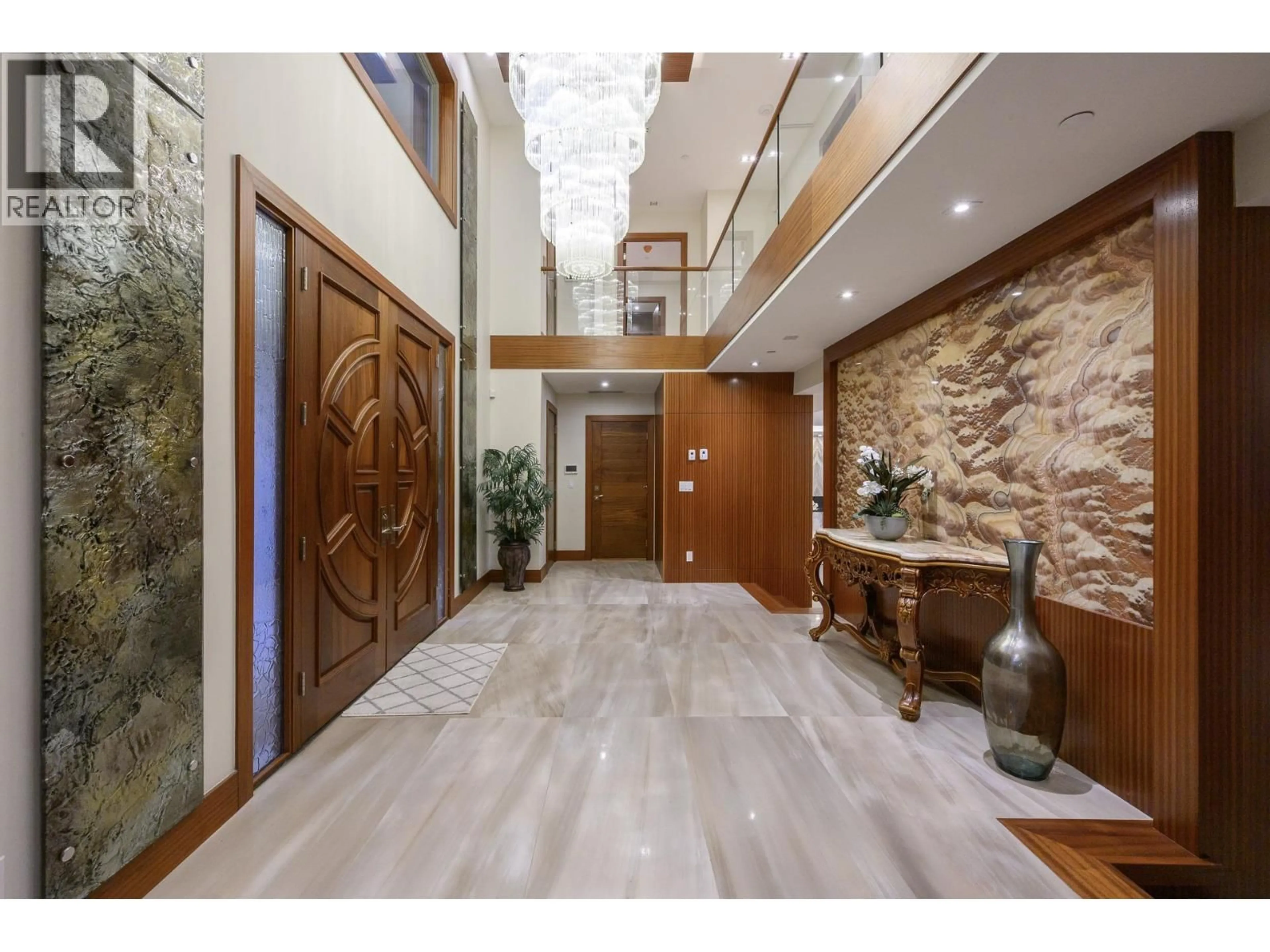 Indoor foyer for 618 HAWSTEAD PLACE, West Vancouver British Columbia V7S1T9