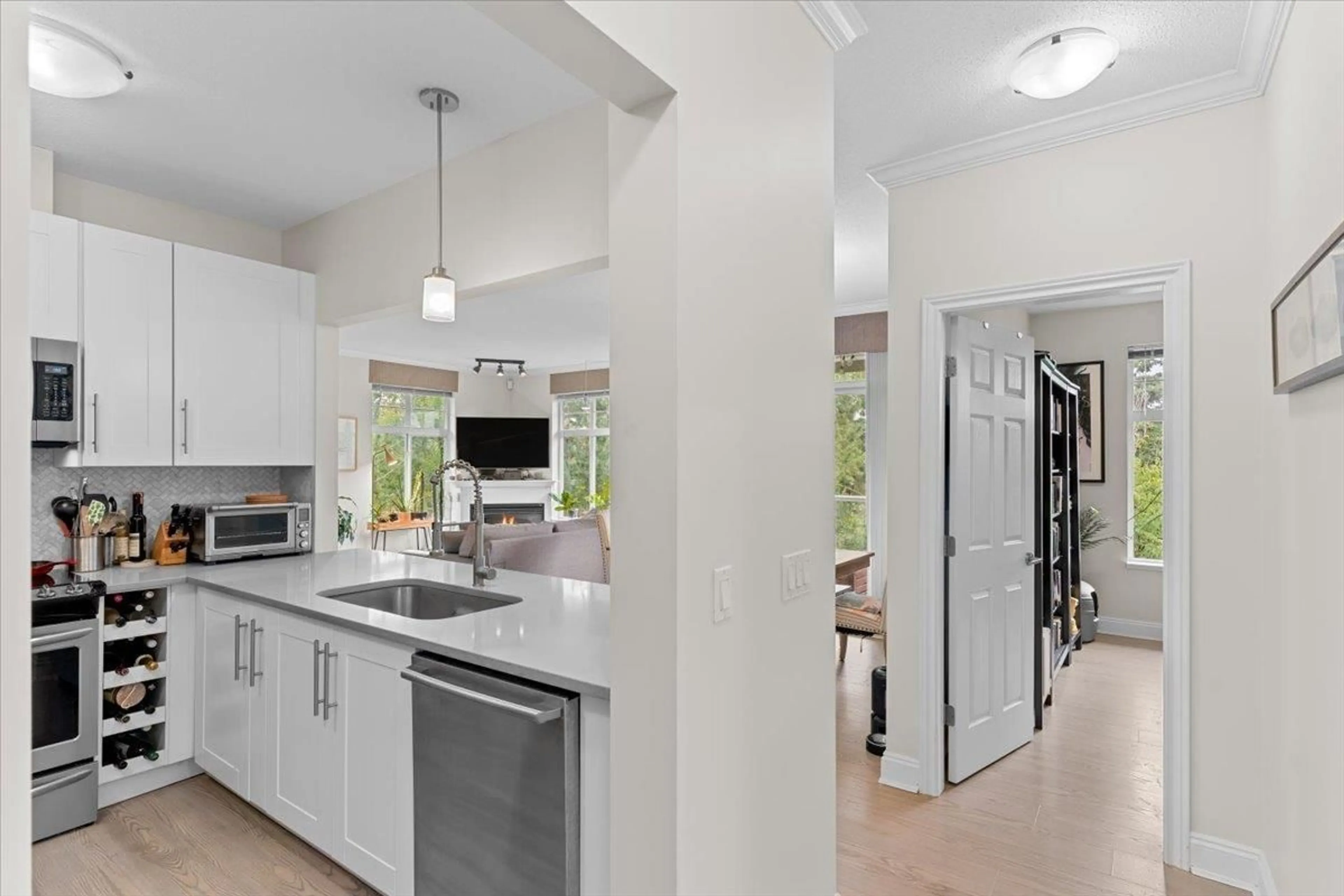 Open concept kitchen, ceramic/tile floor for 302 - 15323 17A, Surrey British Columbia V4A1V4