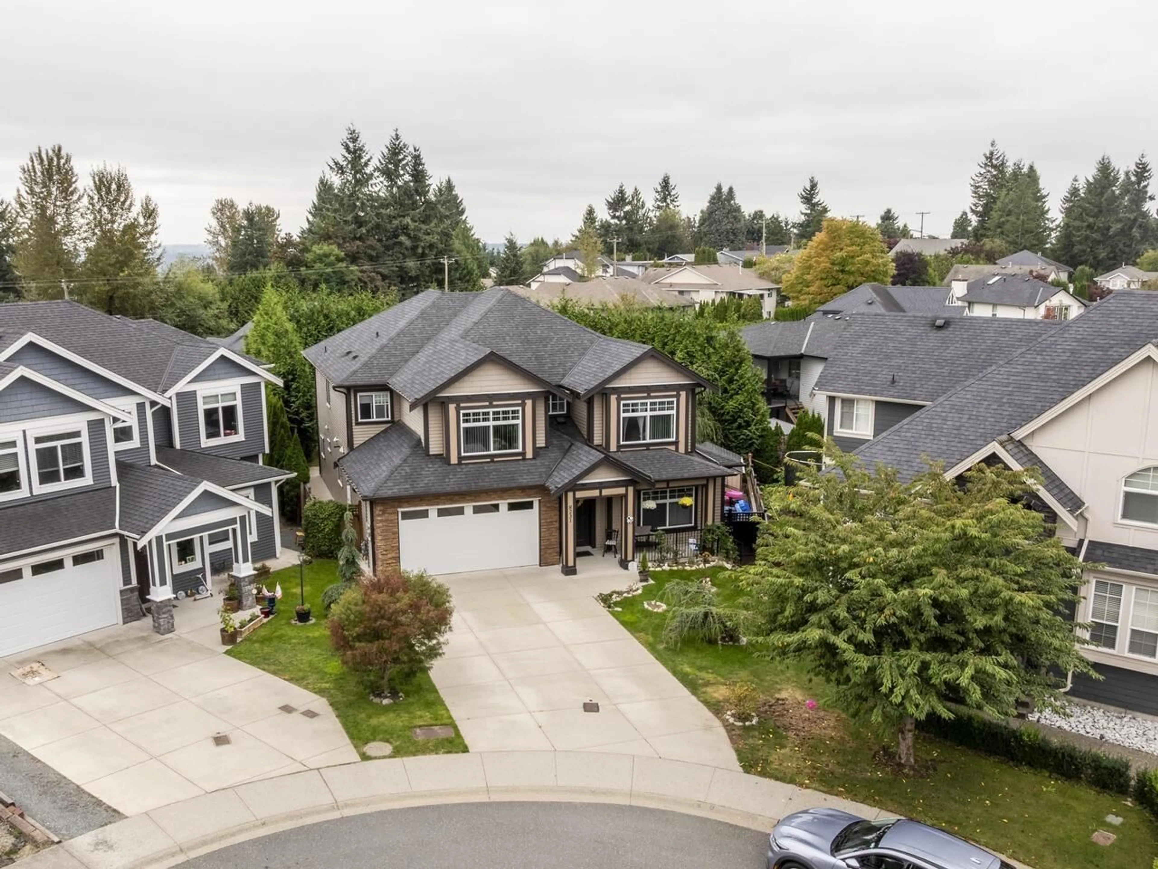 A pic from outside/outdoor area/front of a property/back of a property/a pic from drone, street for 8231 TANAKA, Mission British Columbia V2V7J4