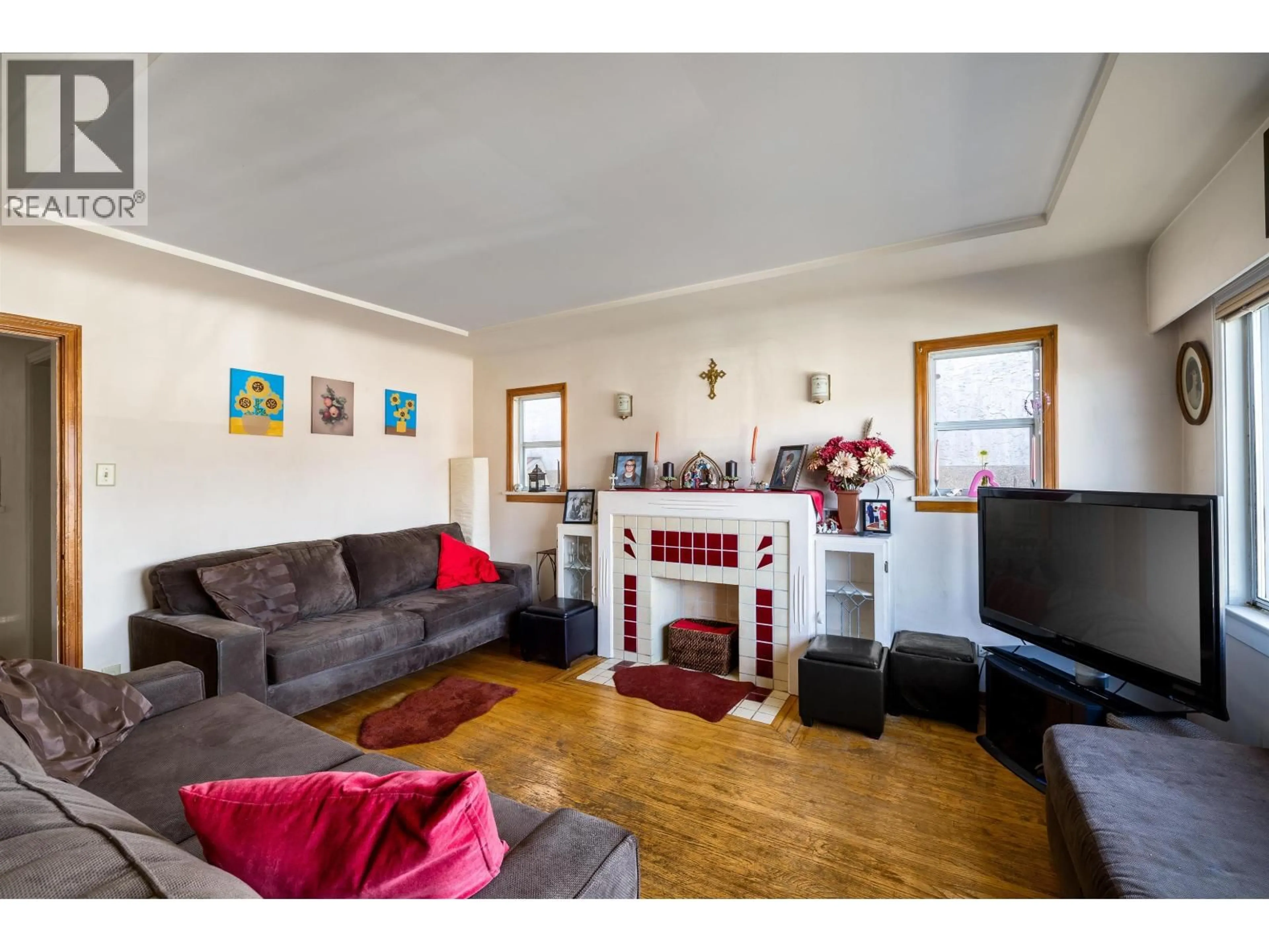 Living room with furniture, wood/laminate floor for 2550 PARKER STREET, Vancouver British Columbia V5K2T3