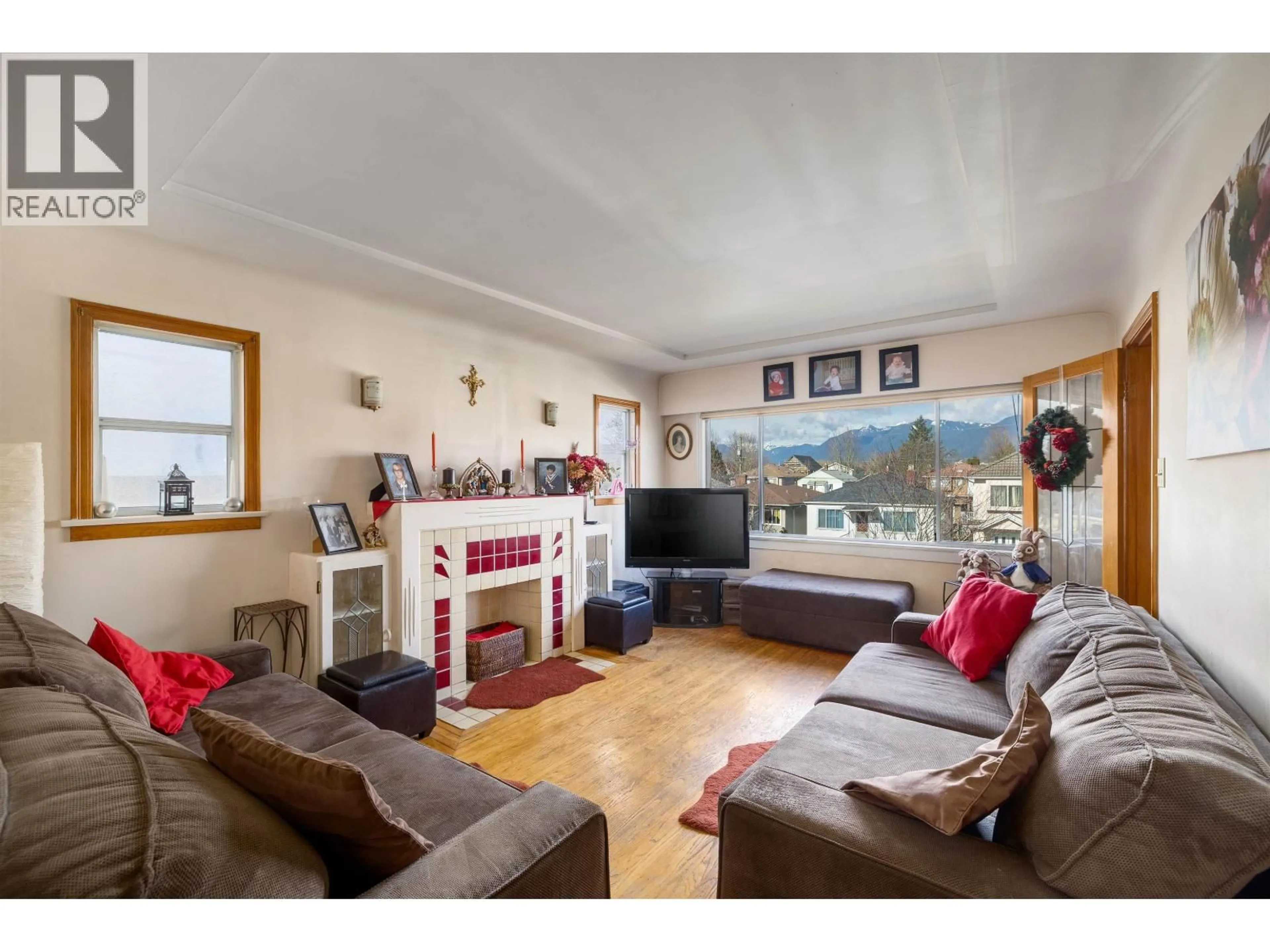 Living room with furniture, wood/laminate floor for 2550 PARKER STREET, Vancouver British Columbia V5K2T3