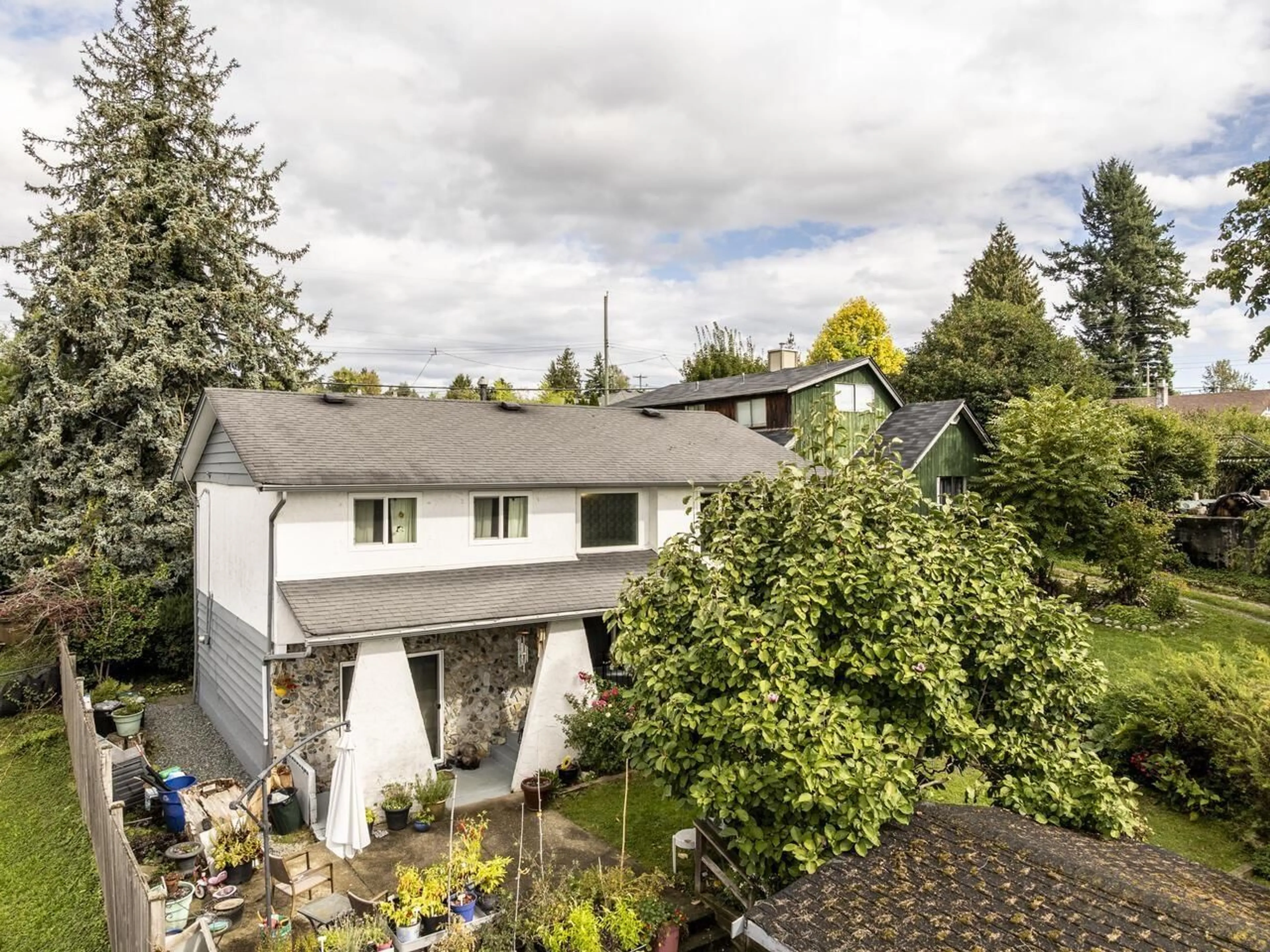 A pic from outside/outdoor area/front of a property/back of a property/a pic from drone, unknown for 33164 5TH, Mission British Columbia V2V1V8