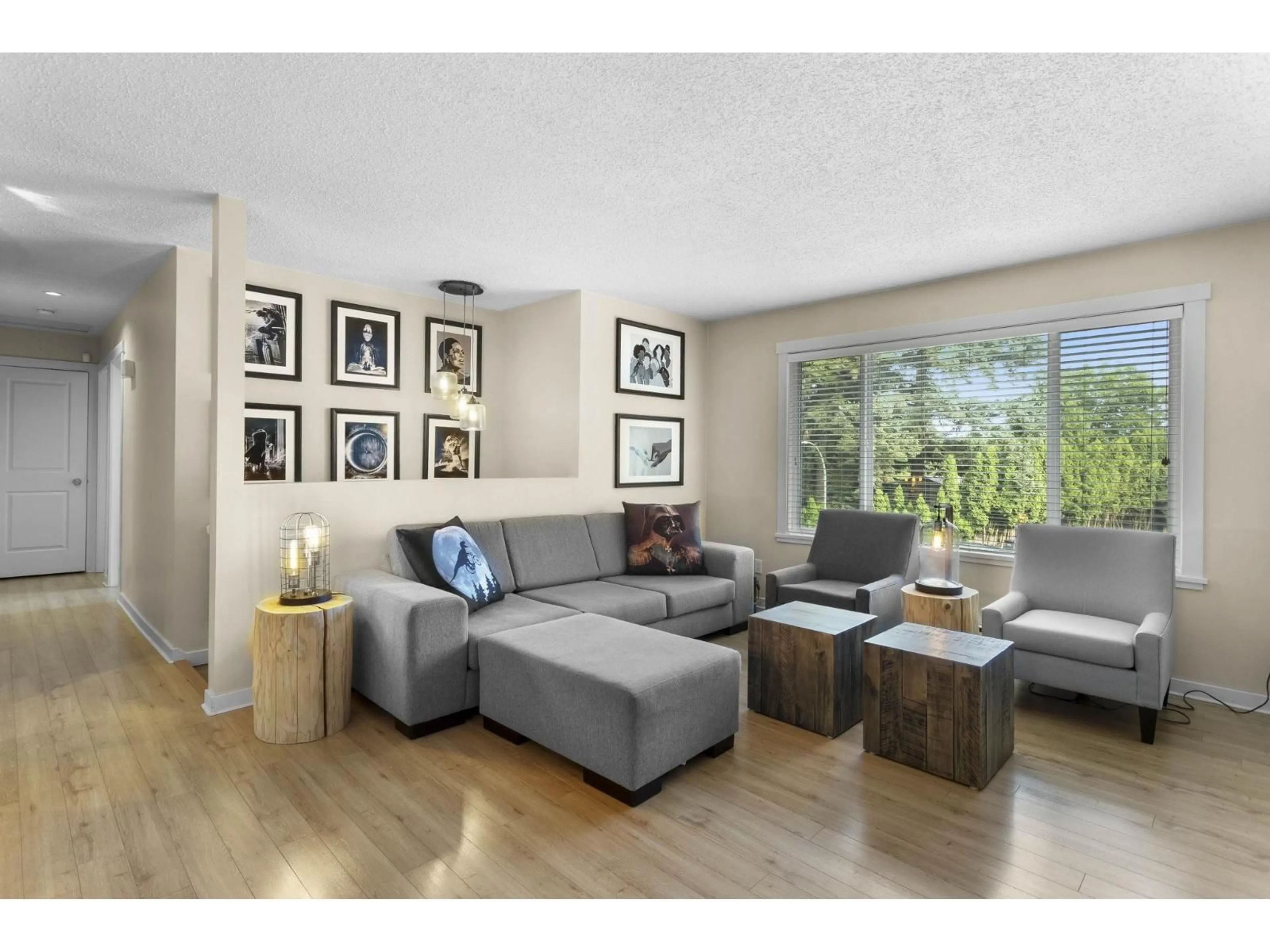 Living room with furniture, wood/laminate floor for 2050 ELDORADO, Abbotsford British Columbia V2S5K4