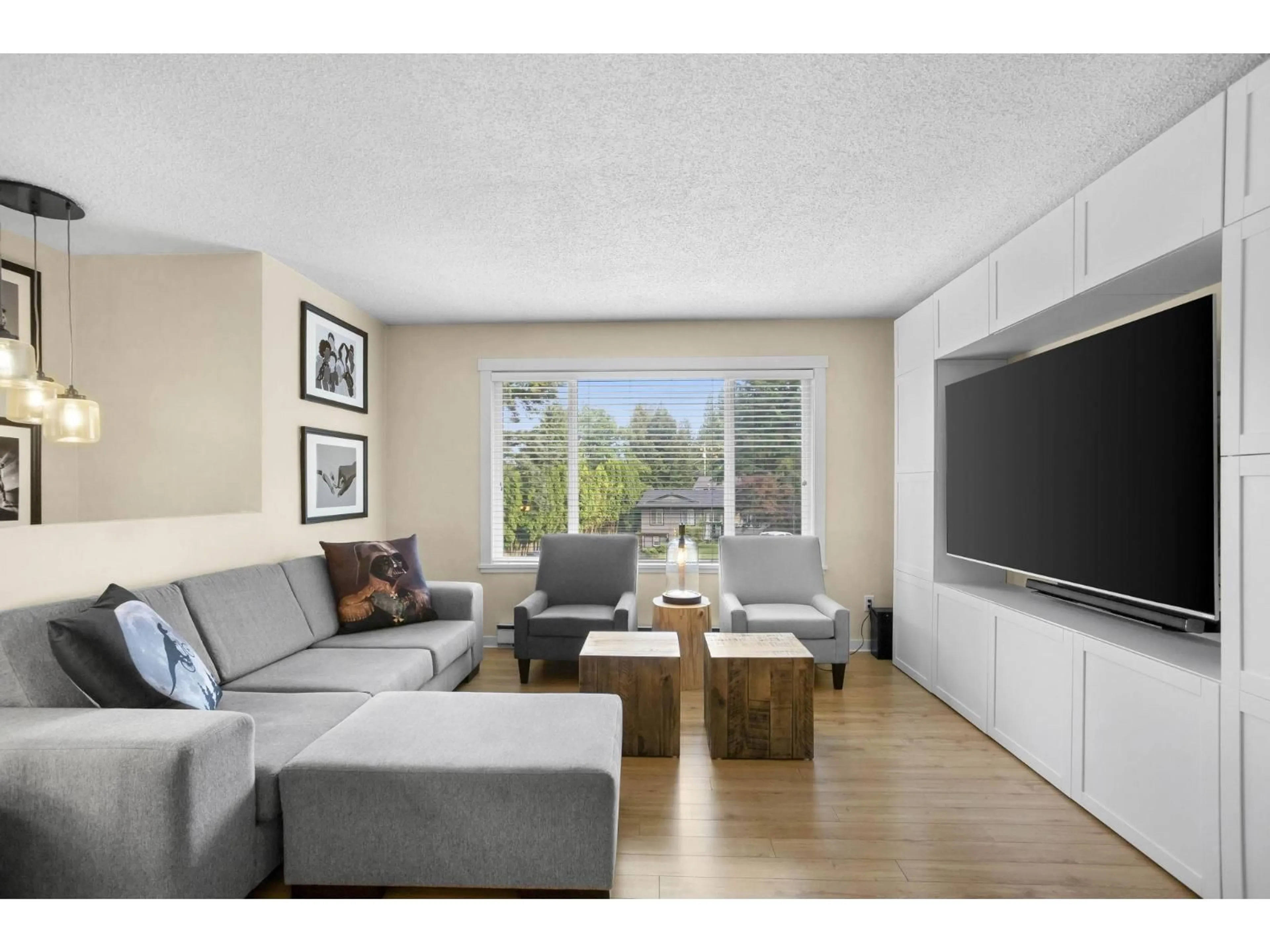 Living room with furniture, wood/laminate floor for 2050 ELDORADO, Abbotsford British Columbia V2S5K4