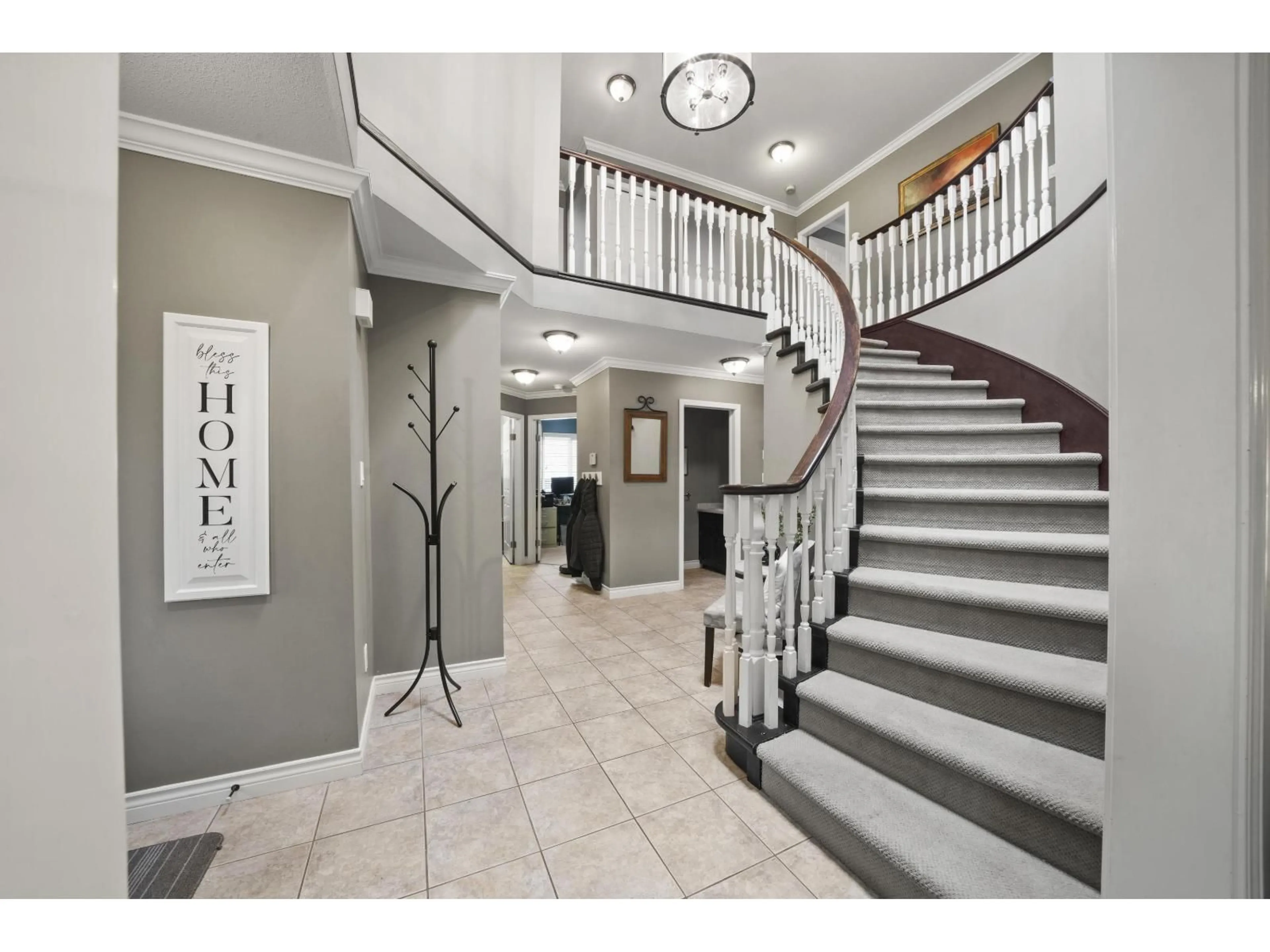 Indoor foyer for 9466 163, Surrey British Columbia V4N3C5