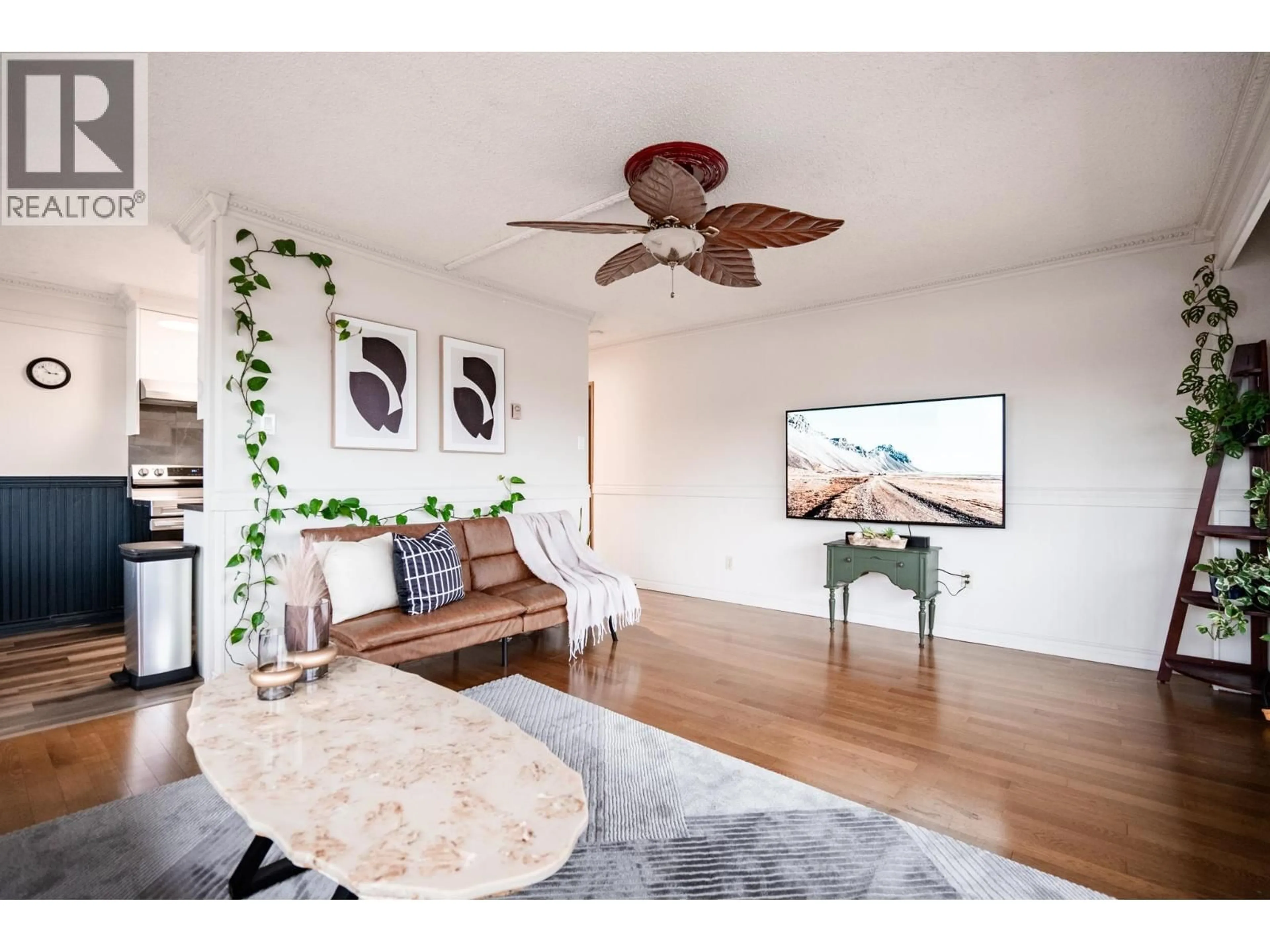 Living room with furniture, wood/laminate floor for 1202 - 1026 QUEENS AVENUE, New Westminster British Columbia V3M6B2