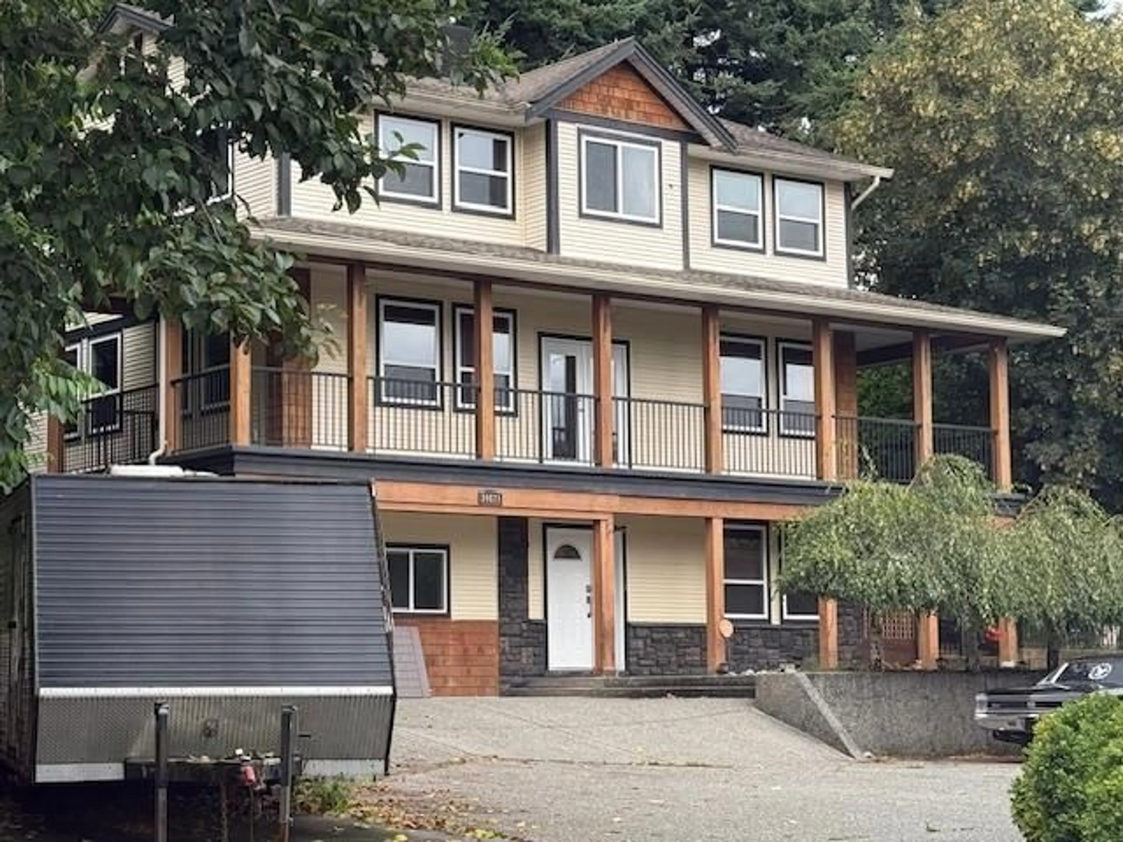 Home with vinyl exterior material, street for 34671 LOUGHEED HIGHWAY, Mission British Columbia V2V6T1