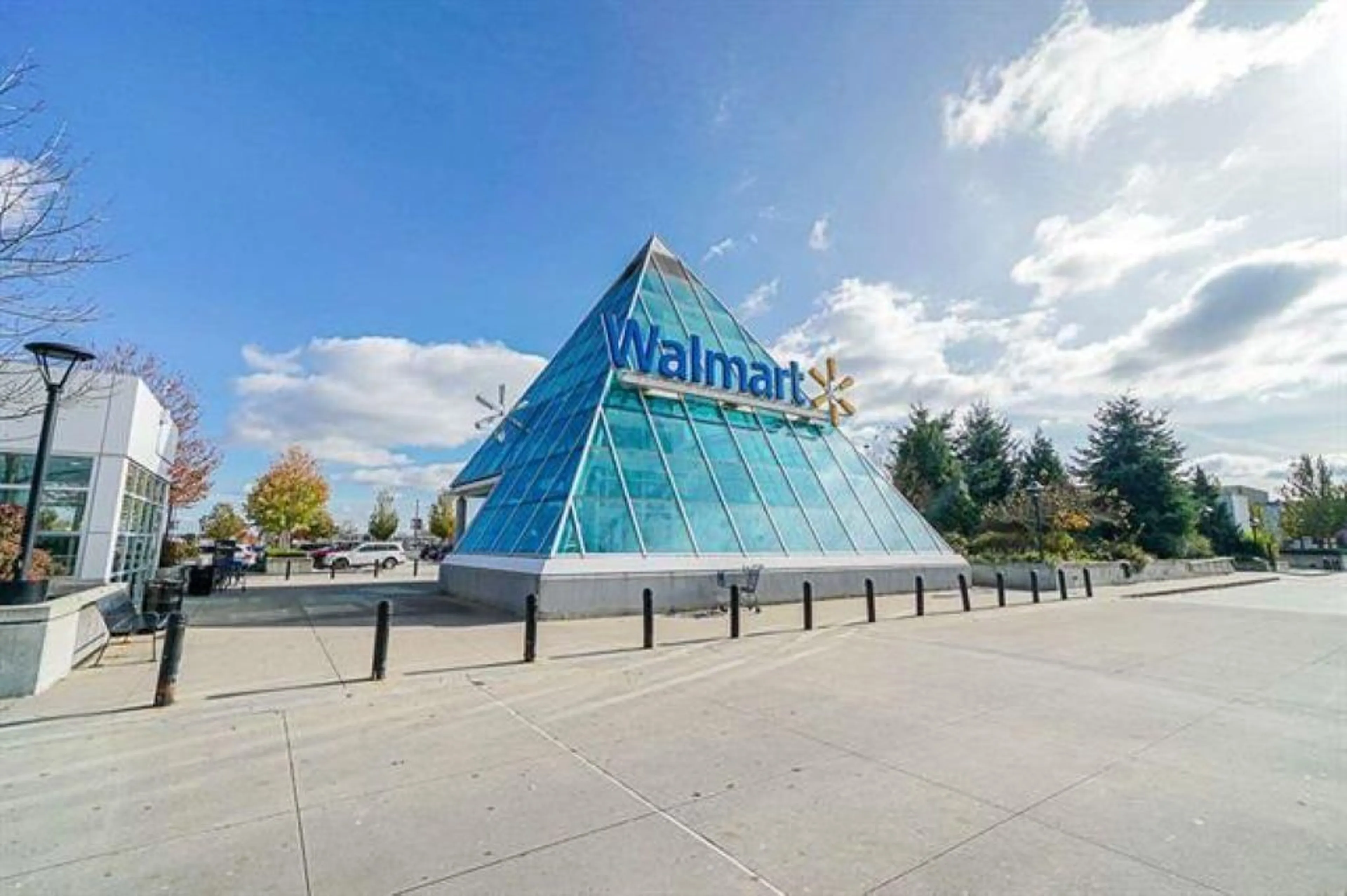 Indoor foyer for 15130 98, Surrey British Columbia V3R8T2