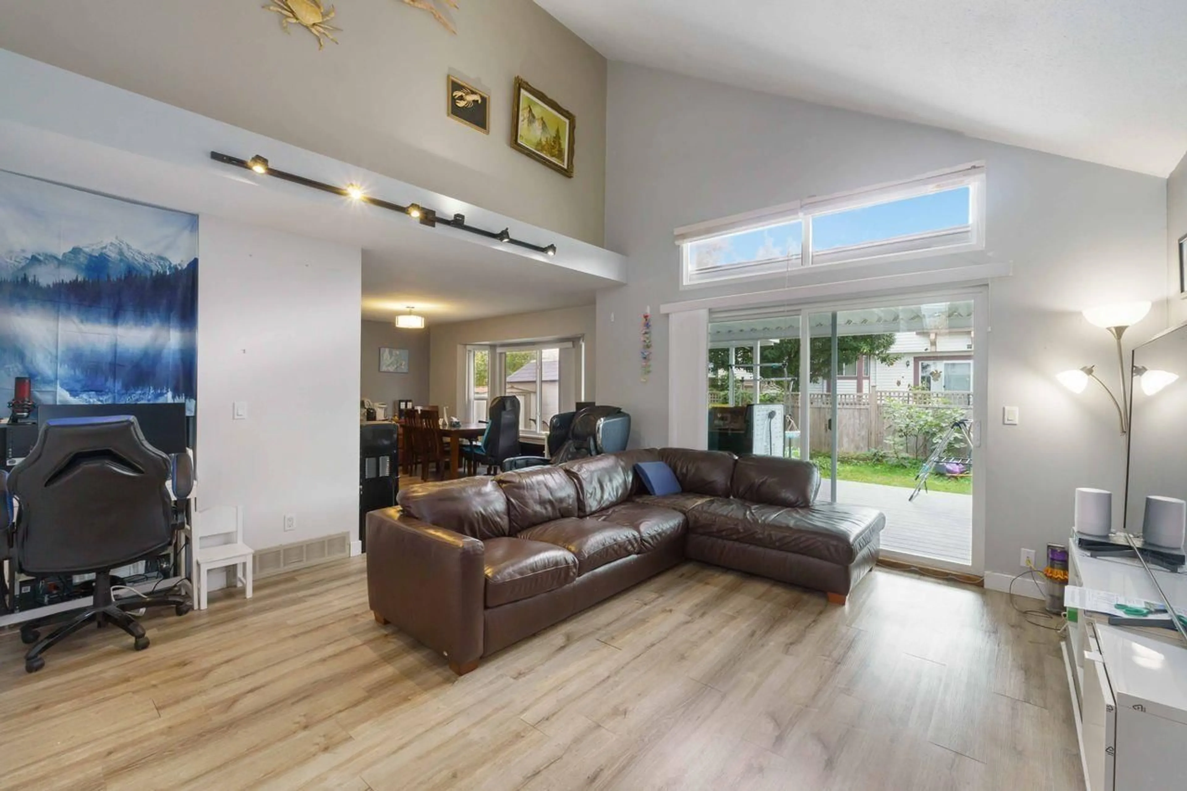 Living room with furniture, unknown for 15130 98, Surrey British Columbia V3R8T2