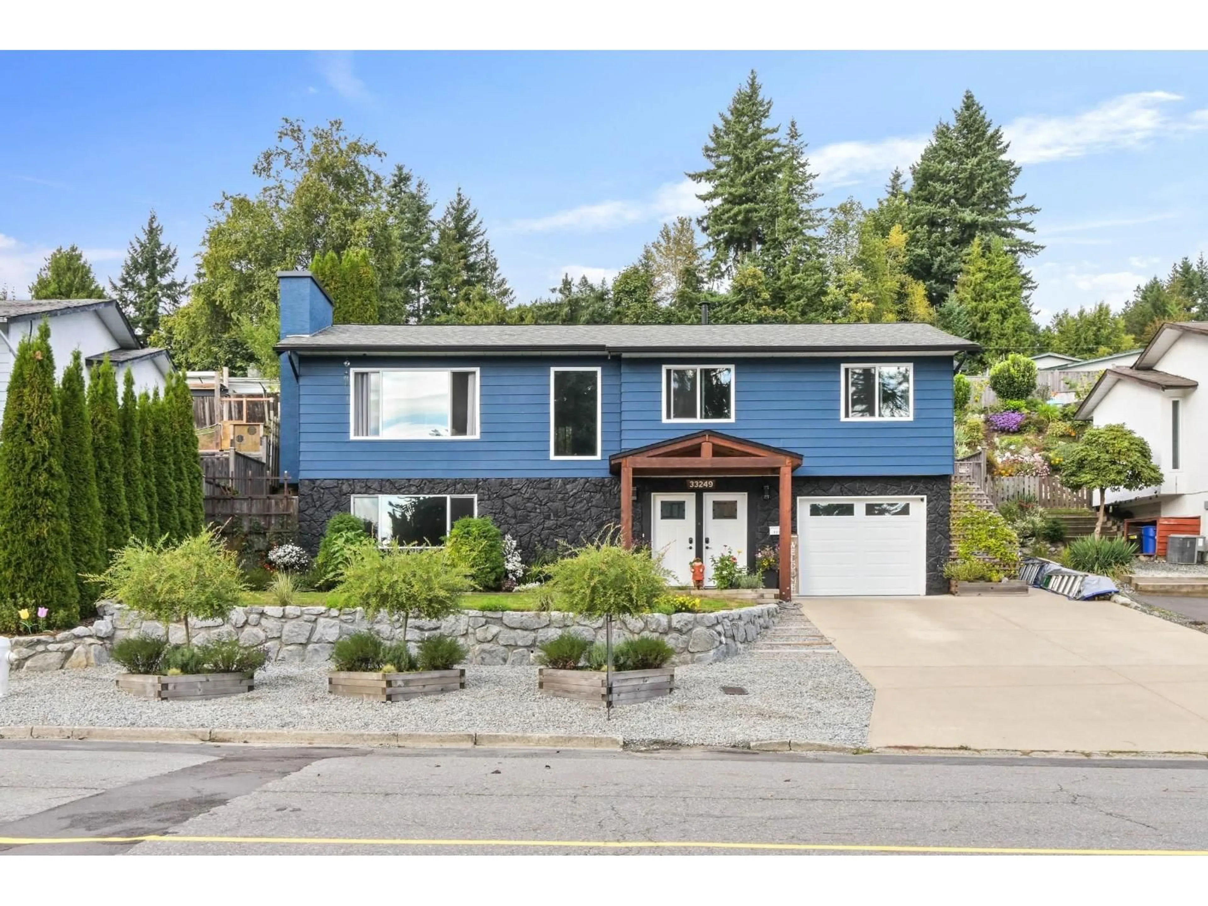 Home with vinyl exterior material, street for 33249 BEST, Mission British Columbia V2V5V5