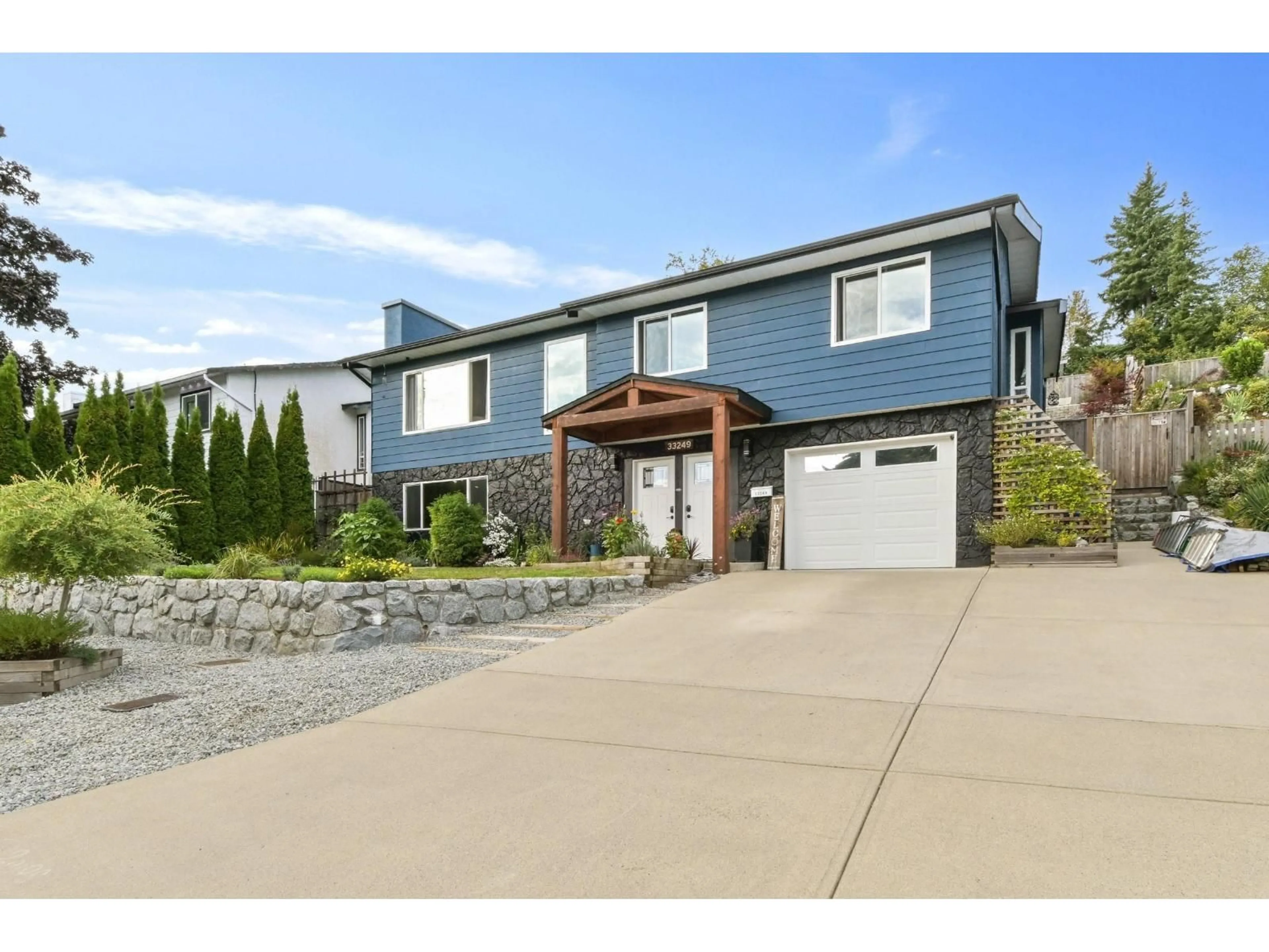 Home with vinyl exterior material, street for 33249 BEST, Mission British Columbia V2V5V5