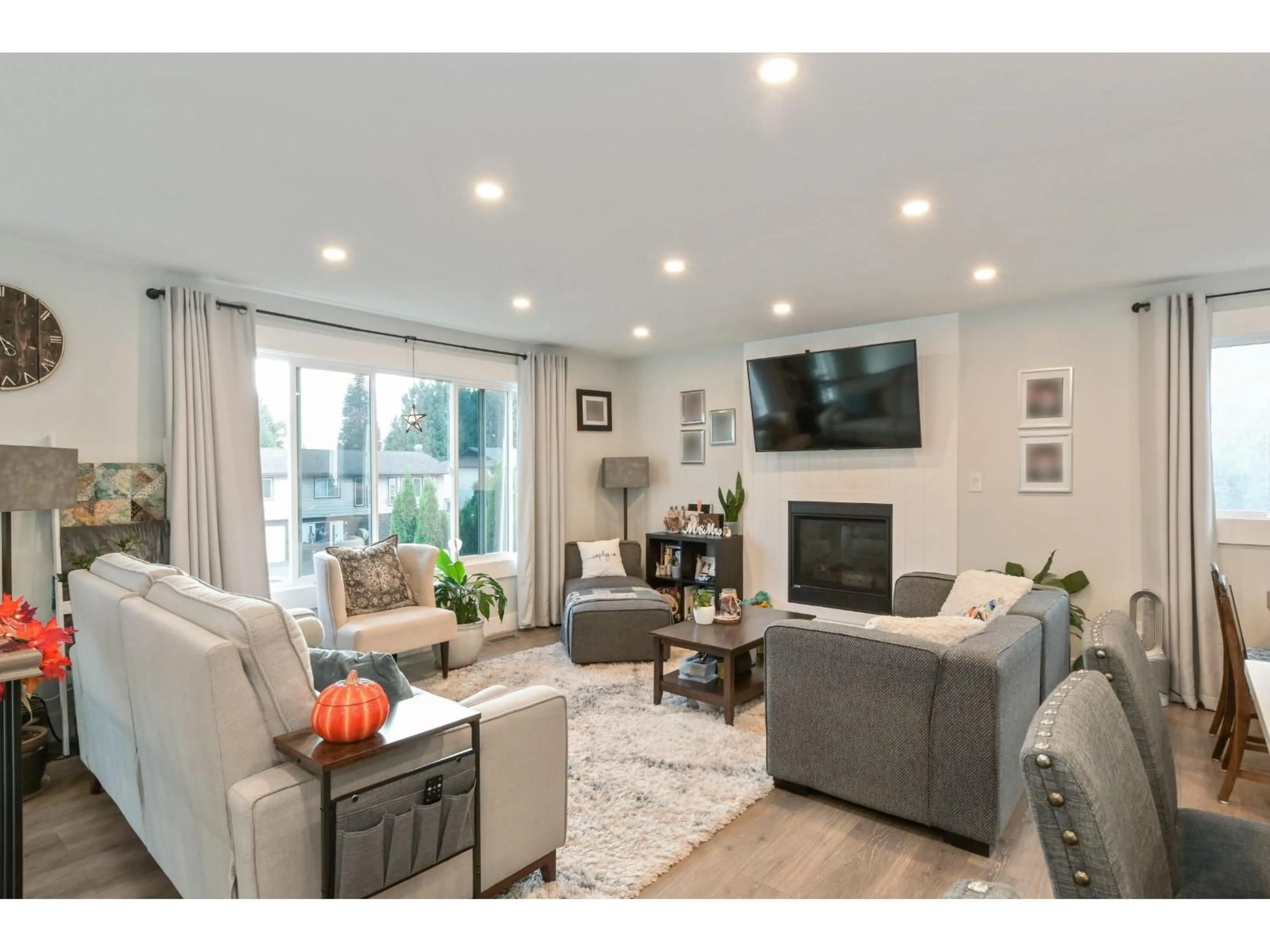 Living room with furniture, wood/laminate floor for 33249 BEST, Mission British Columbia V2V5V5